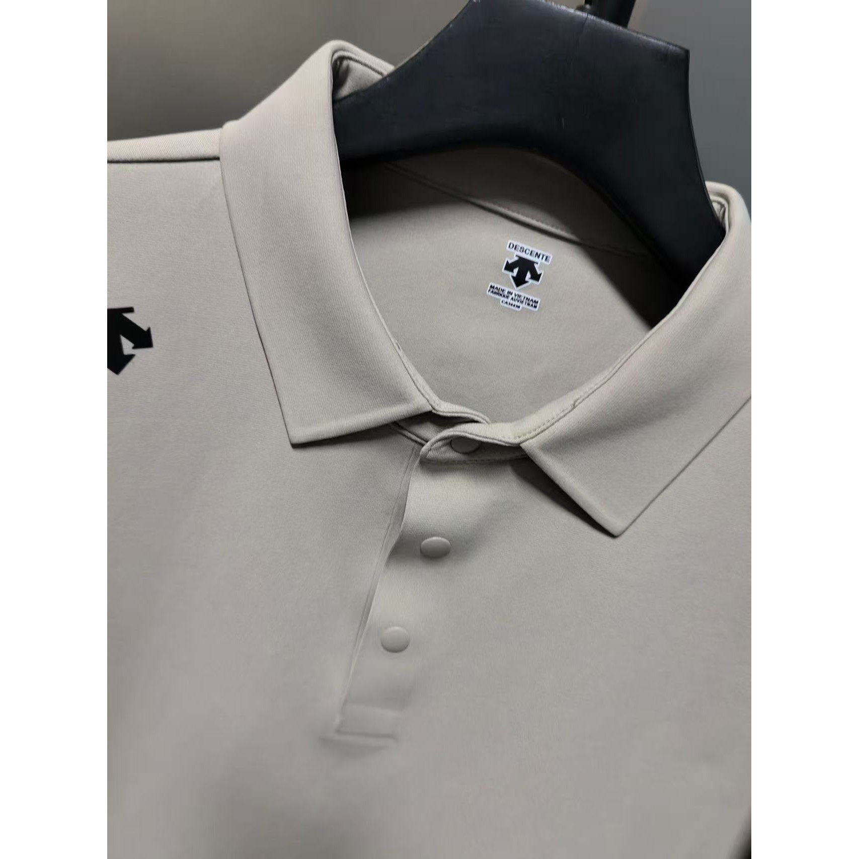 <p>Descente 翻领长袖打底(卡其)</p>