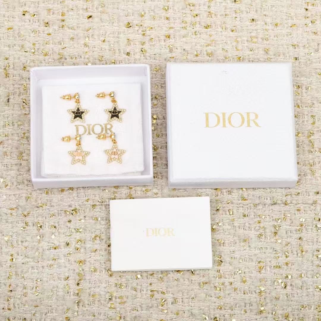 <p>DIOR&nbsp;五角星CD耳钉</p>