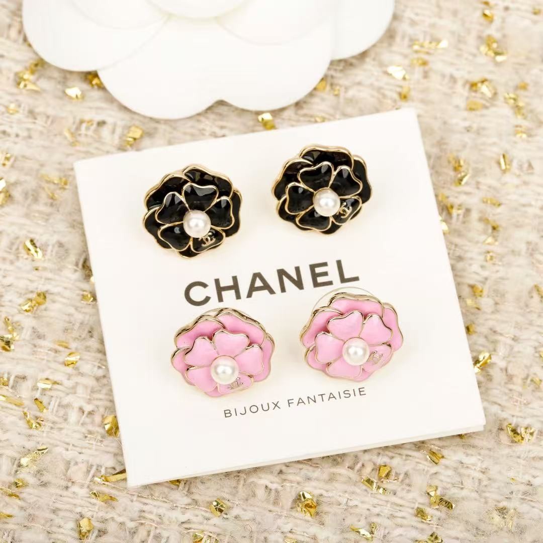 <p>CHANEL 山茶花双c耳钉</p>