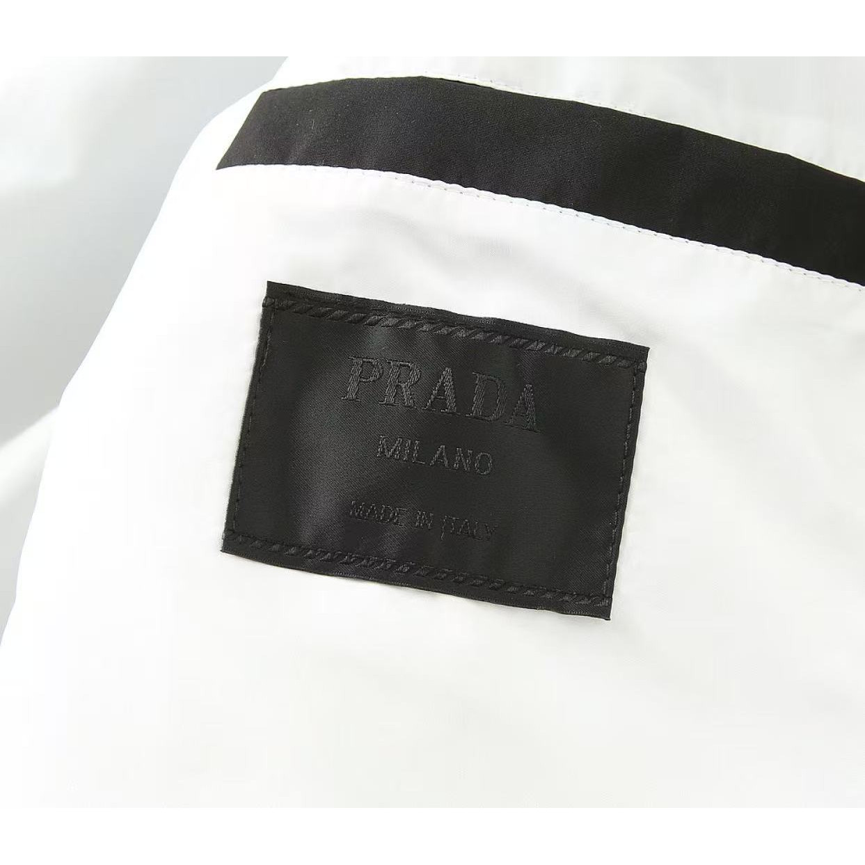 <p>PRADA 男士夹克外套(800814)</p>