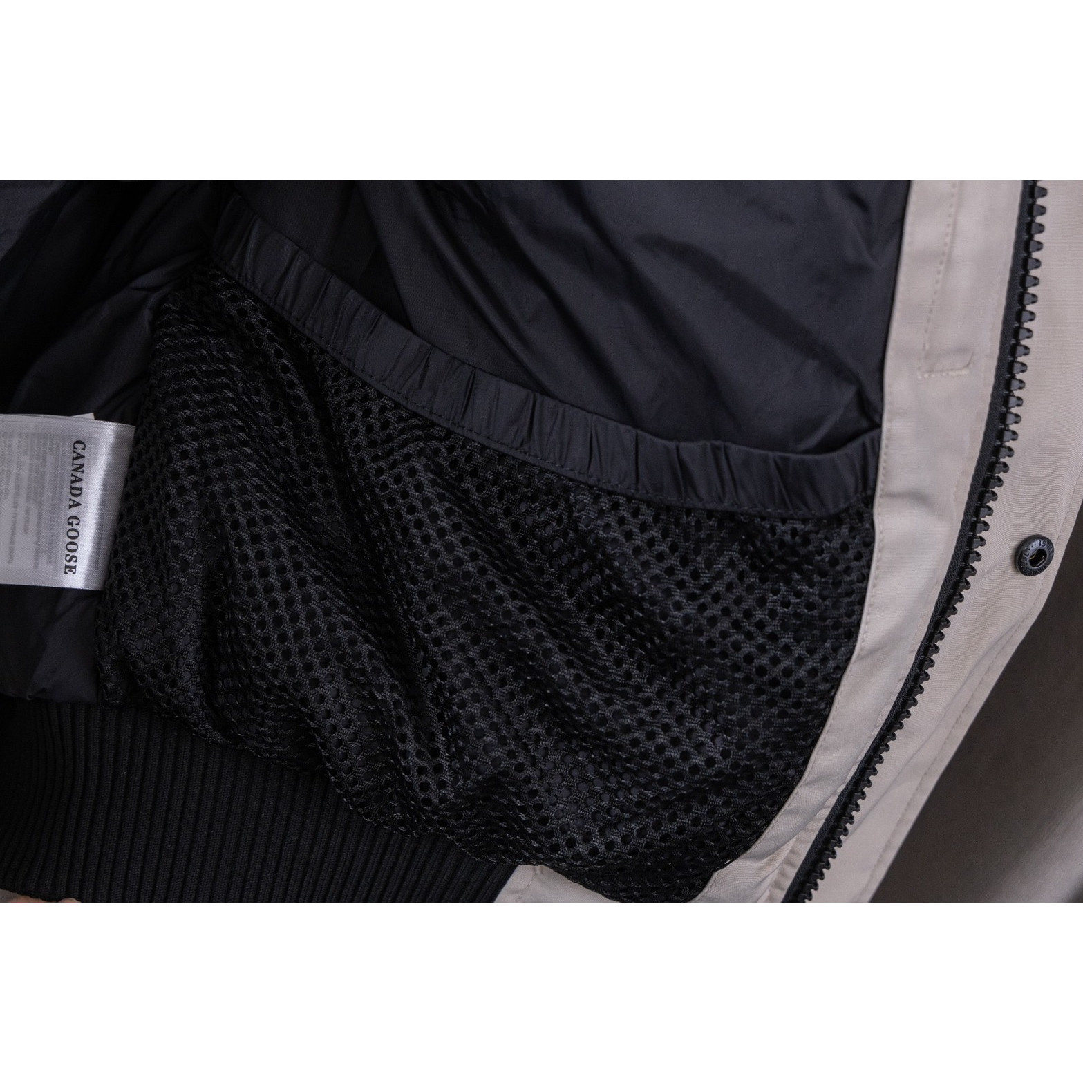 <p>Canada Goose 01款 Chilliwack Bomber 飞行员羽绒服(象牙白)</p>