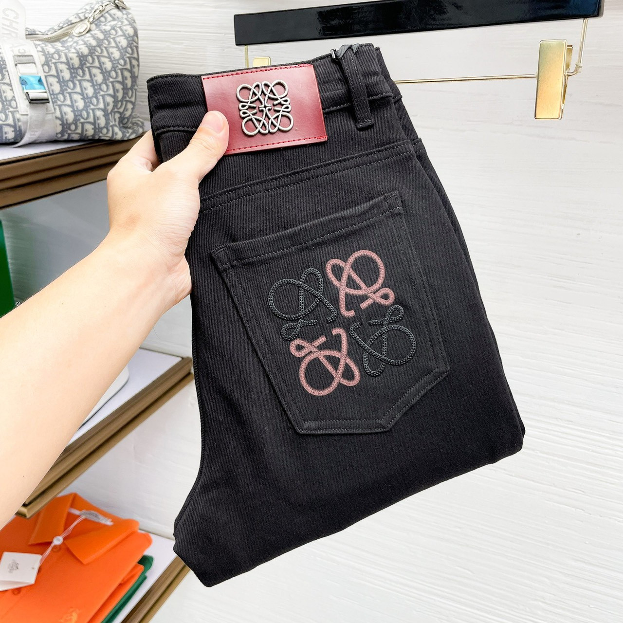<p>LOEWE&nbsp;高端牛仔裤(黑)</p>