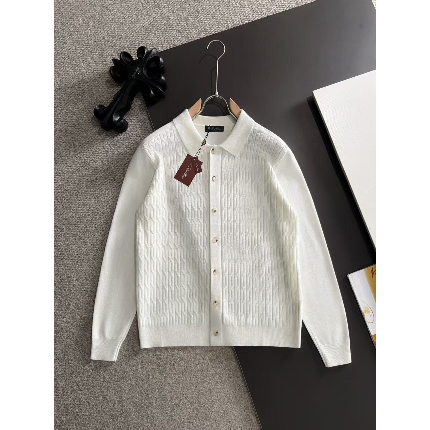 <p>Loro Piana 男士翻领针织外套(白)</p>