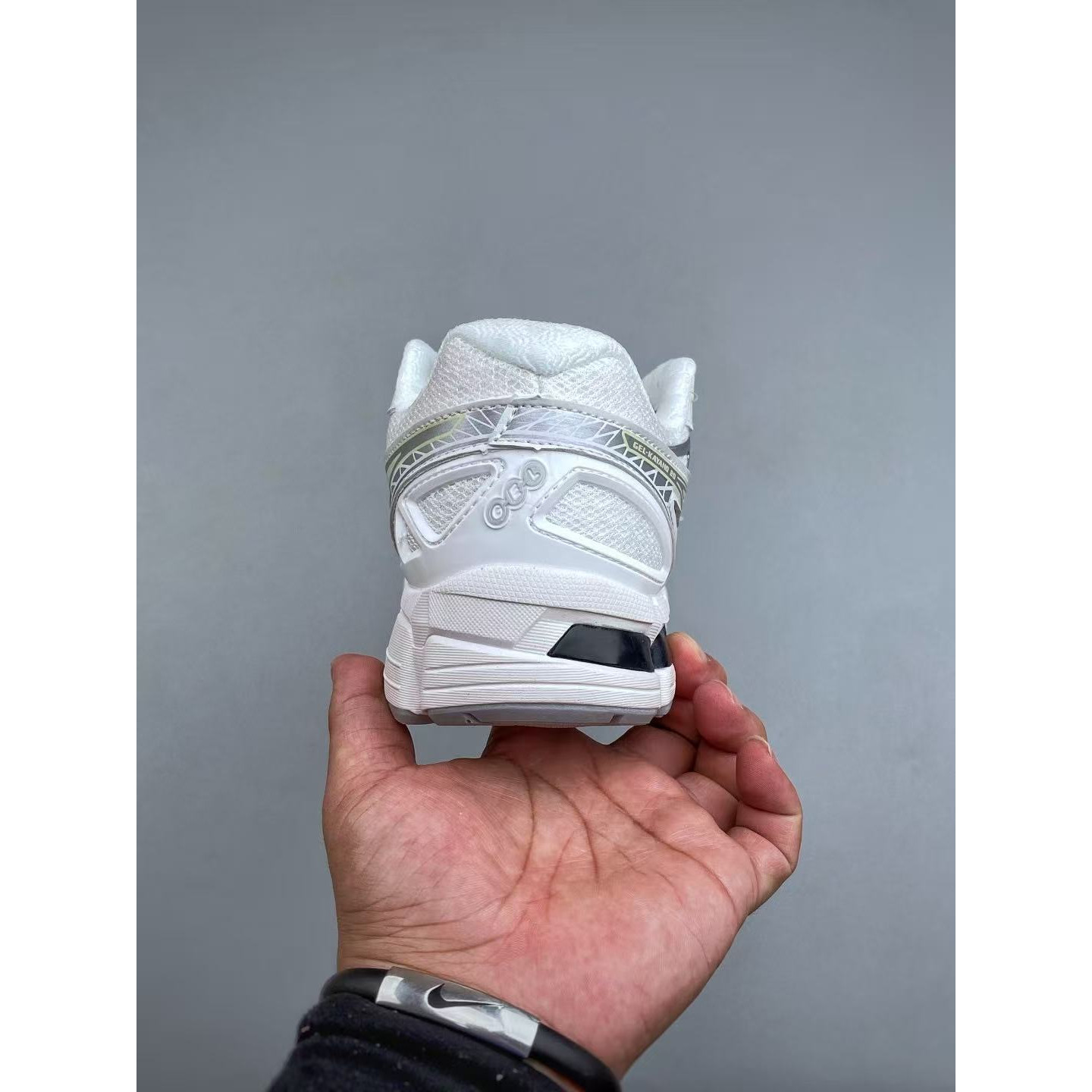 <p>Asics Gel-Kayano 20代 透气专业跑鞋(白)</p>