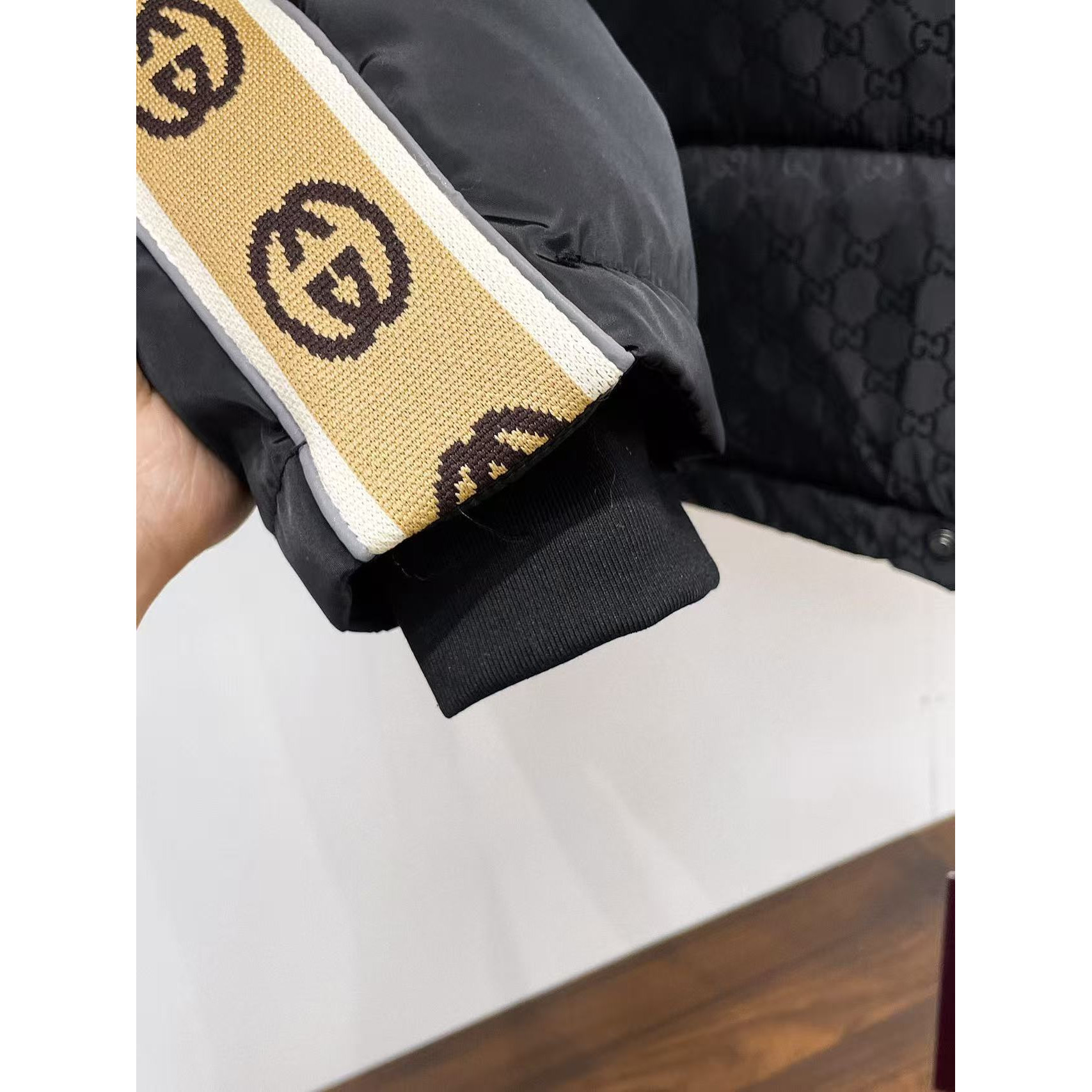 <p>GUCCI 秋冬新款羽绒服(黑)</p>