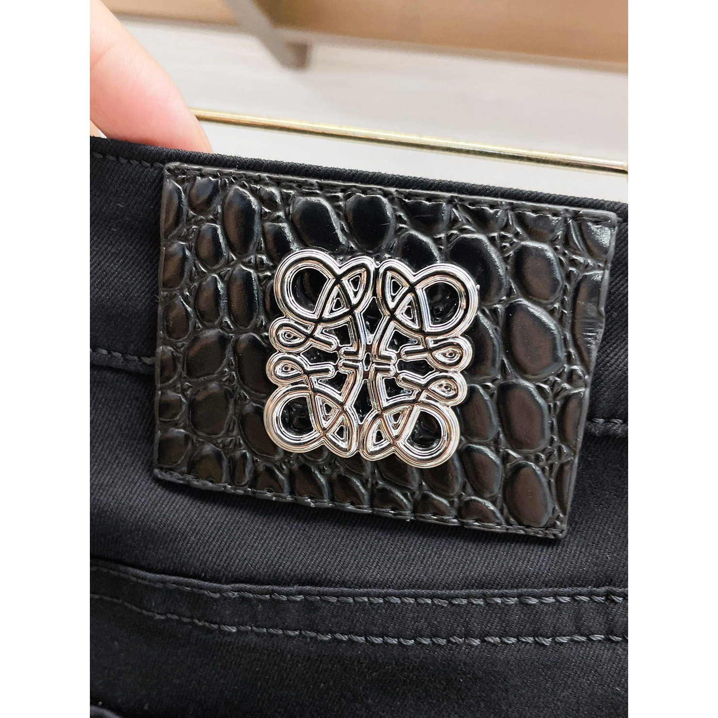 <p>LOEWE&nbsp;高端牛仔裤(黑)</p>