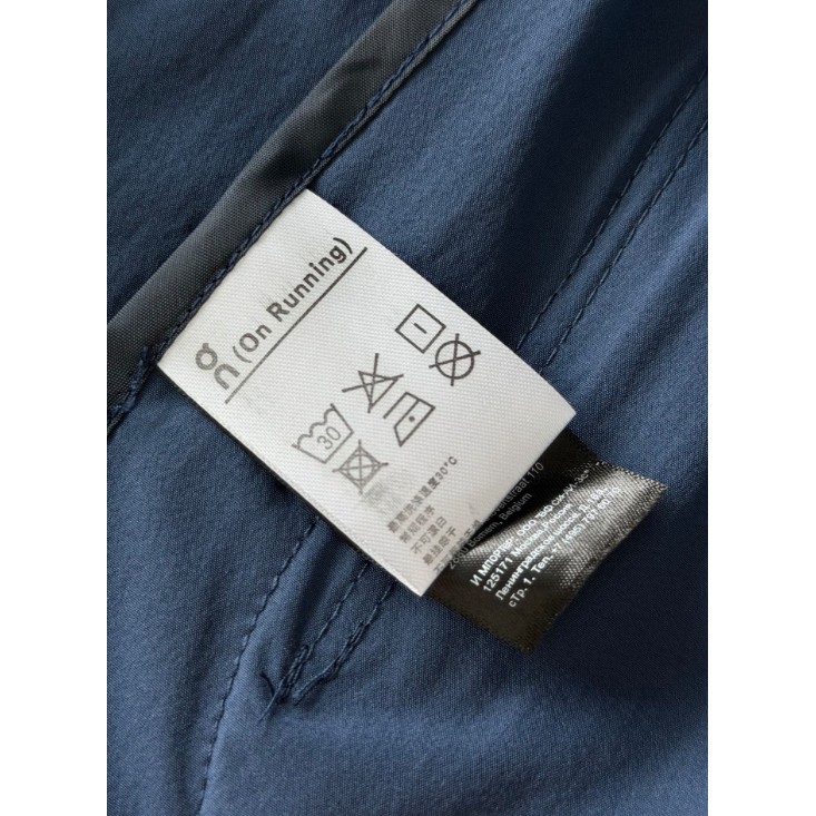 <p>On Weather Jacket Insulated 輕量外套</p>