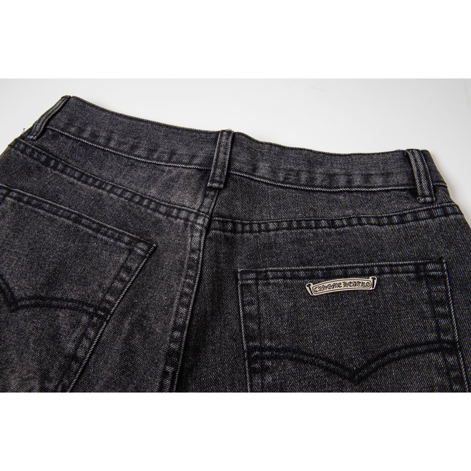 <p>CHROME HEARTS 多皮十字架拼皮重工牛仔裤(1770#)</p>