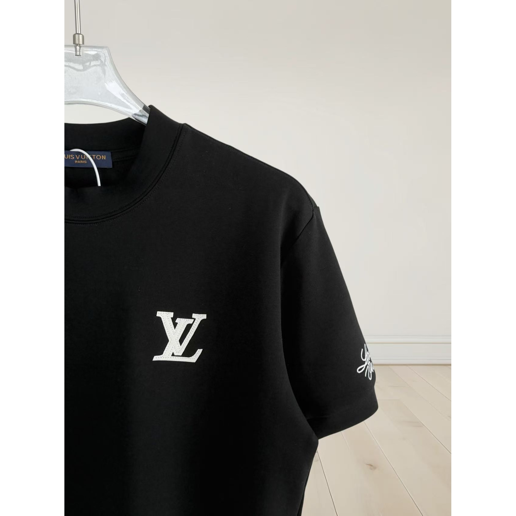 <p>LV 刺绣短袖T恤(黑)</p>