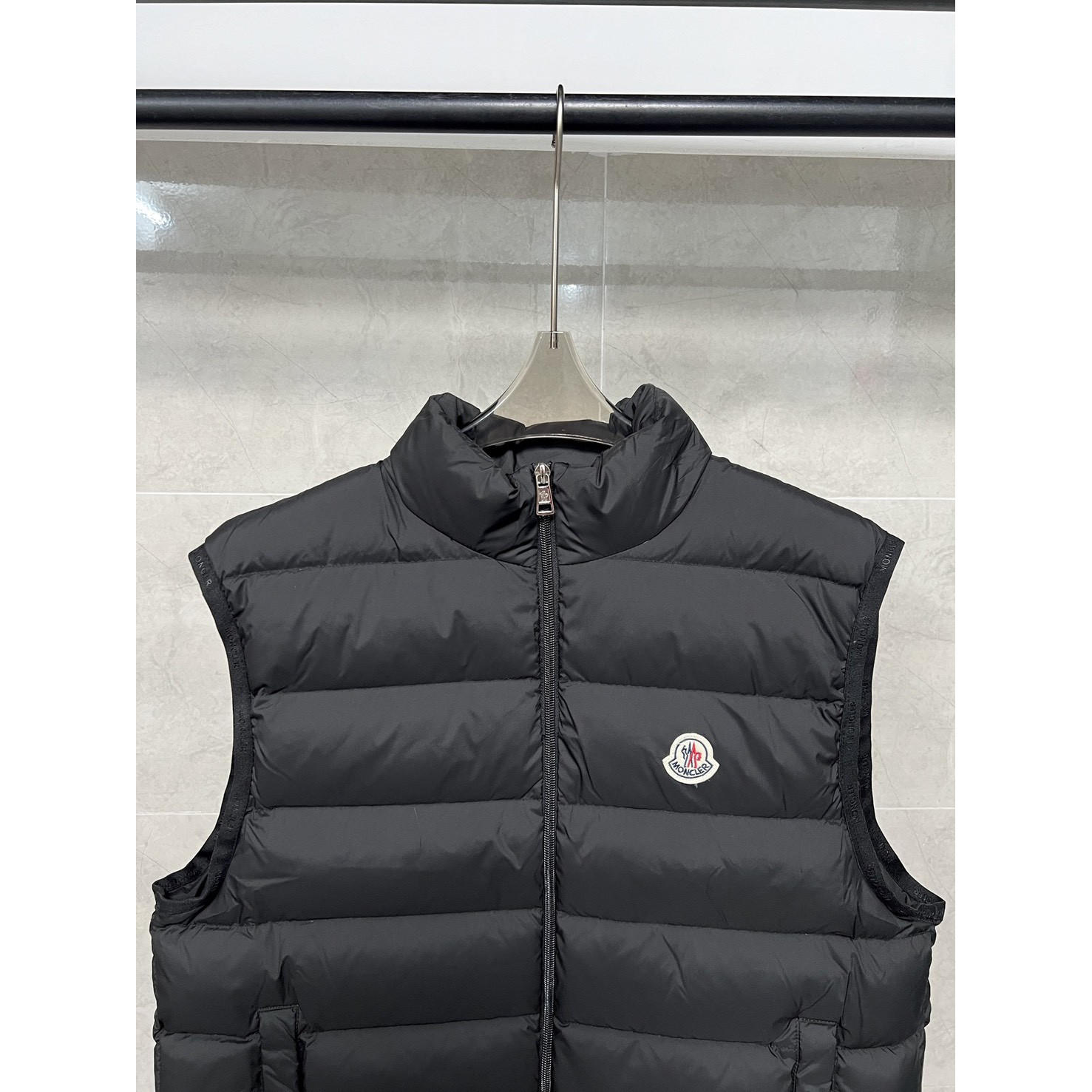 <p>Moncler 情侣款羽绒服 (黑Y24)</p>