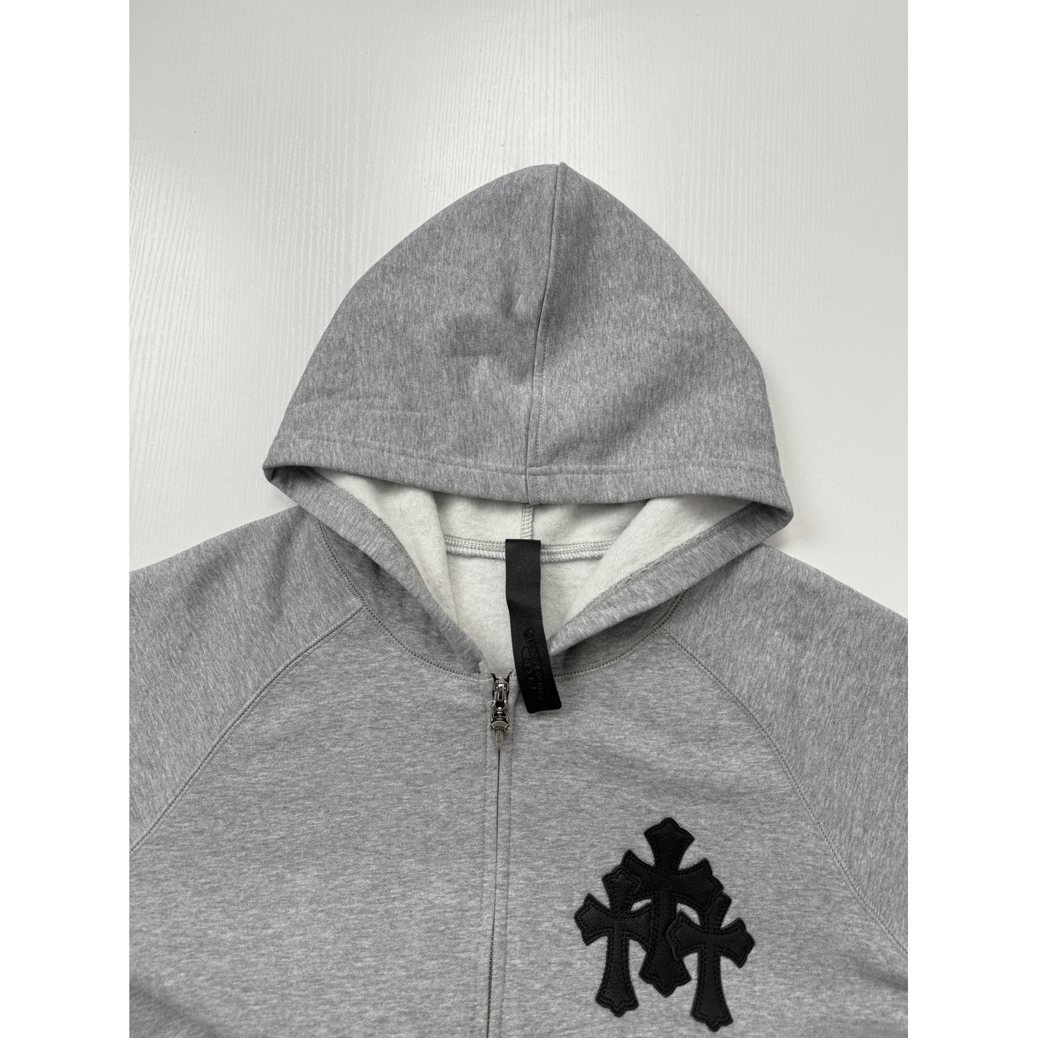 <p>CHROME HEARTS 十字架皮标拉链连帽外套(灰)</p>