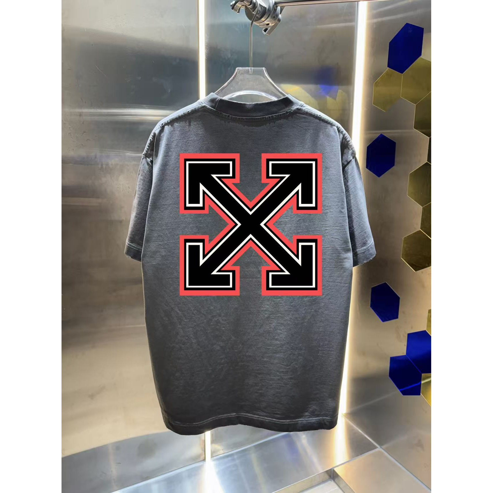 <p>OFF-white 洗水磨破短袖T恤(洗水咖)</p>