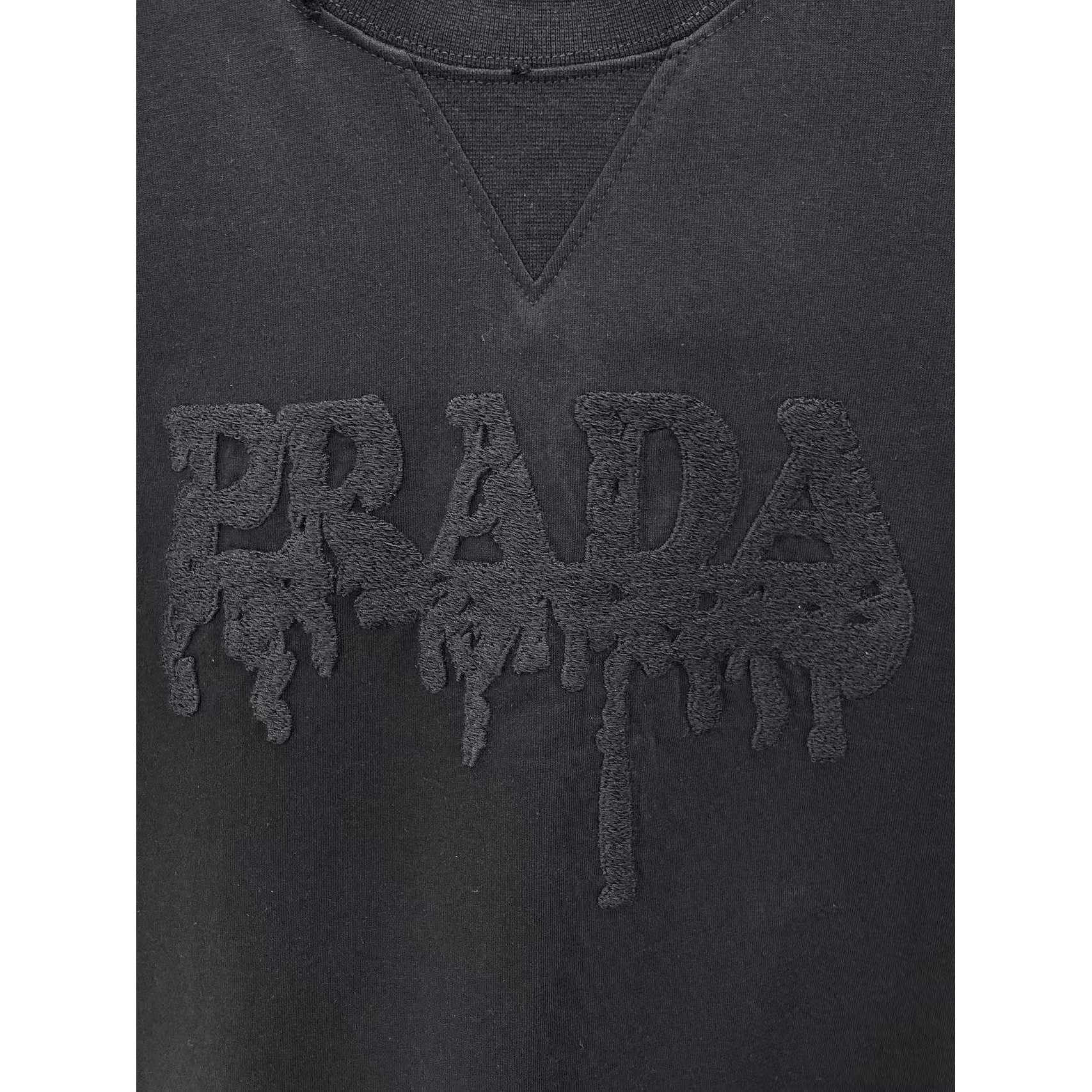 <p>PRADA&nbsp;专柜新款短袖T恤(黑)</p>