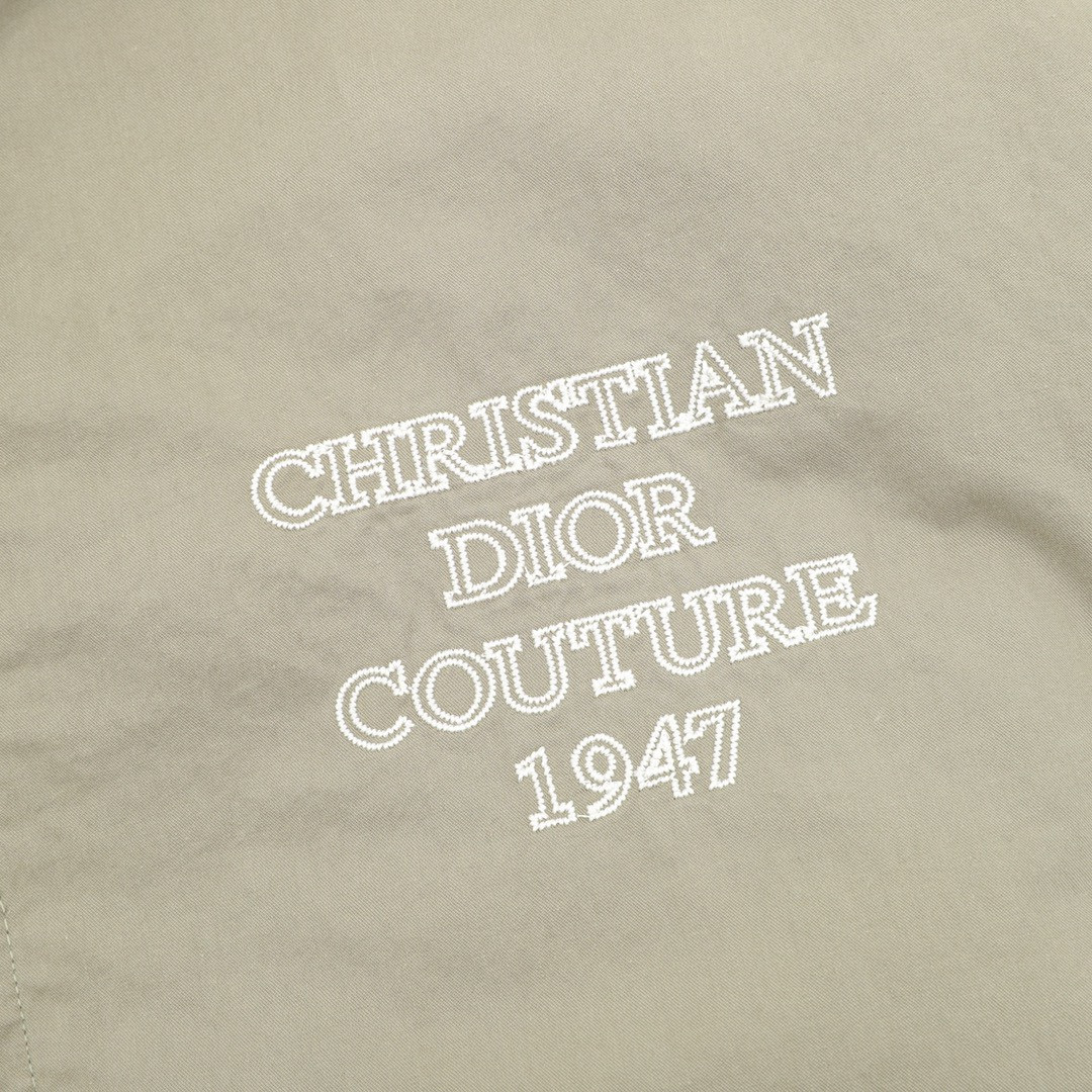 <p>DIOR 字母印花连帽风衣外套<br />
&nbsp;</p>