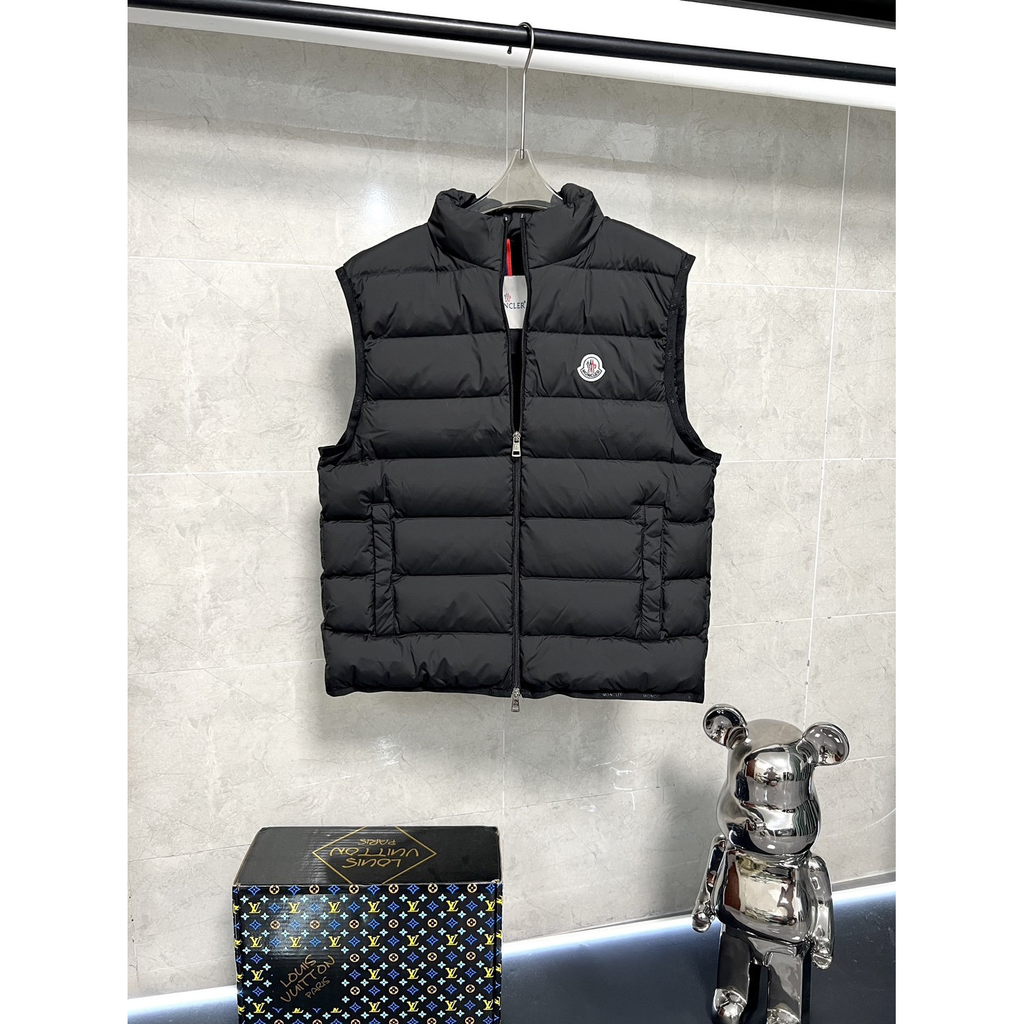 <p>Moncler 情侣款羽绒服 (黑Y24)</p>
