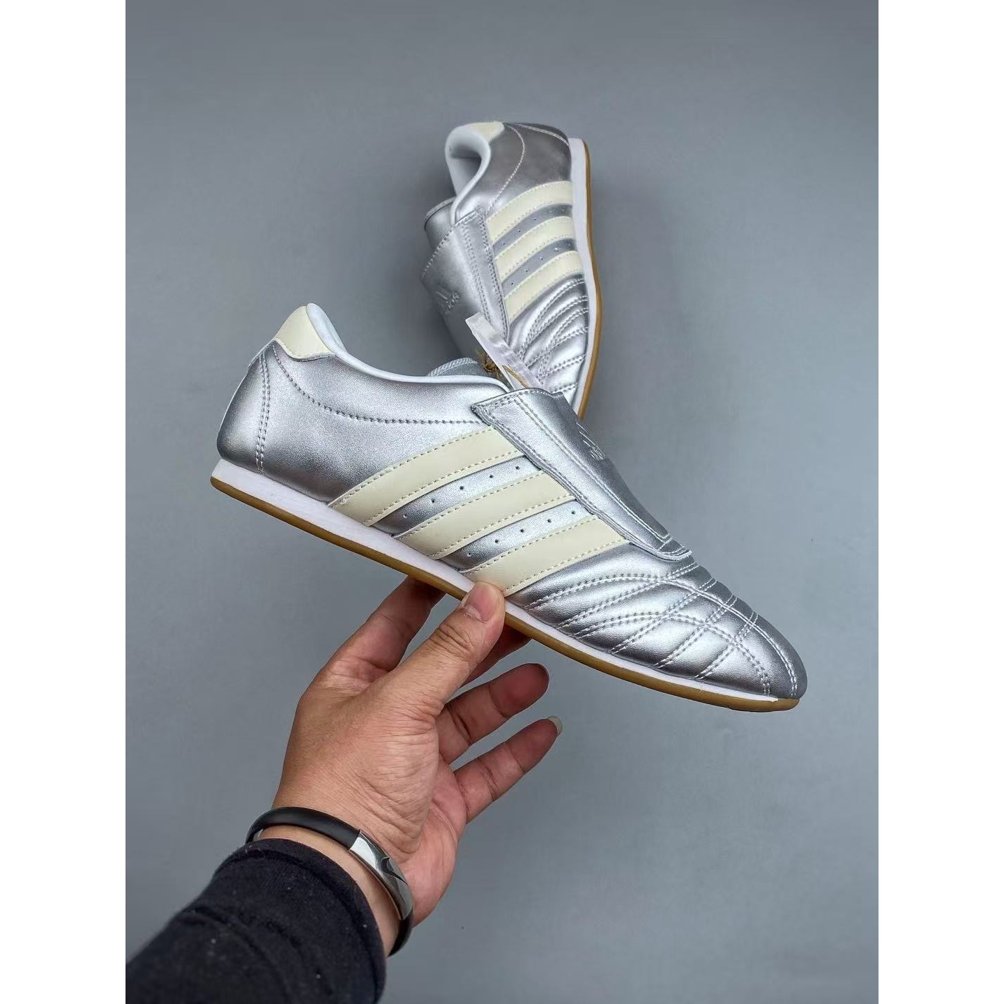 <p>Adidas TEAKWONDO M 训练鞋(銀)</p>