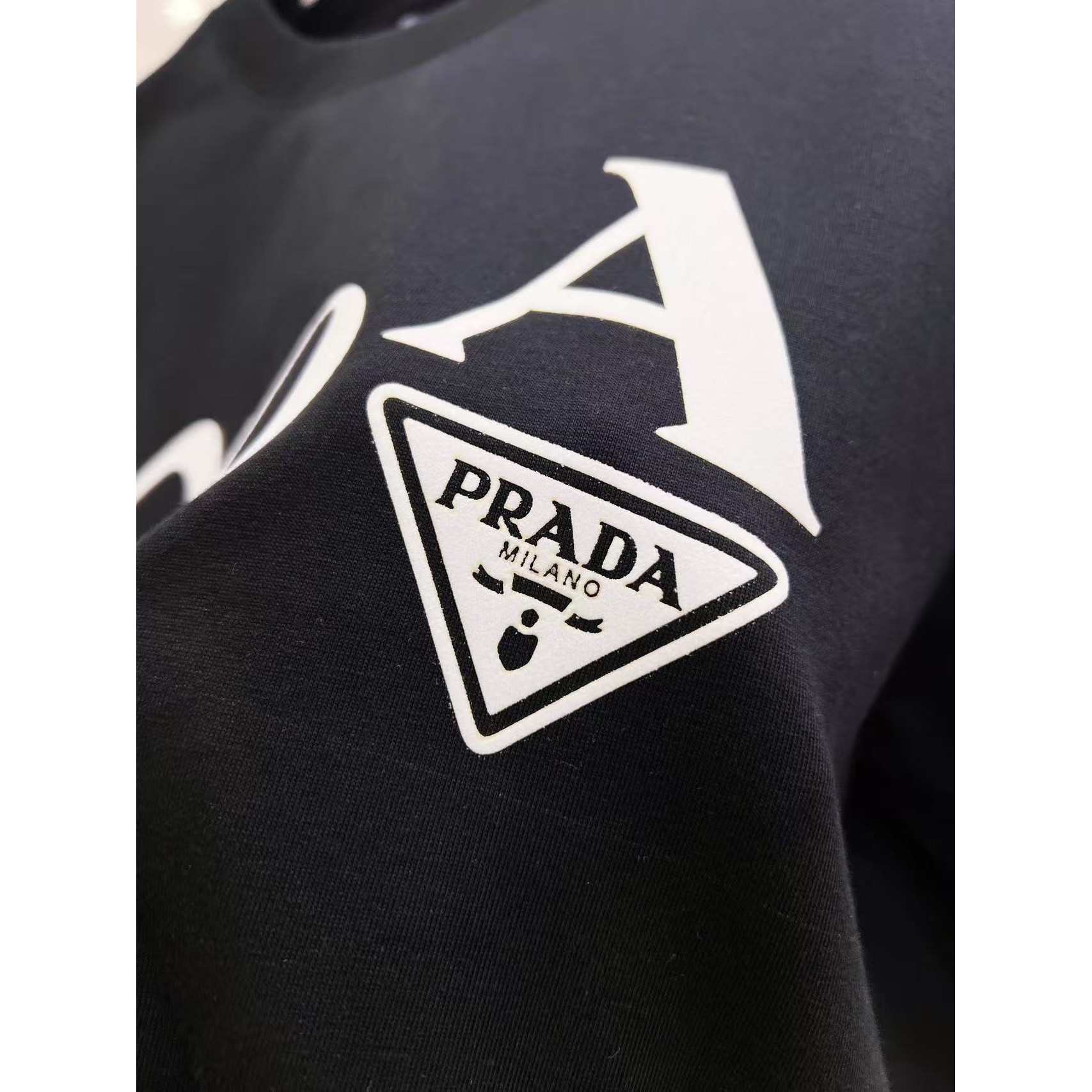 <p>PRADA&nbsp;短袖圆领T恤(黑)</p>
