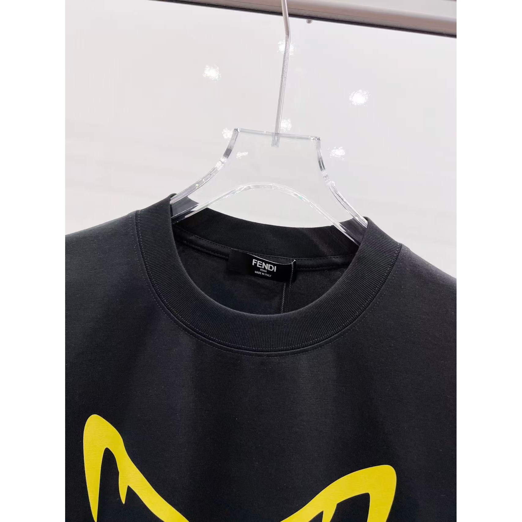 <p>FENDI 小怪兽眼睛字母印花短袖T恤(黑)&nbsp;</p>