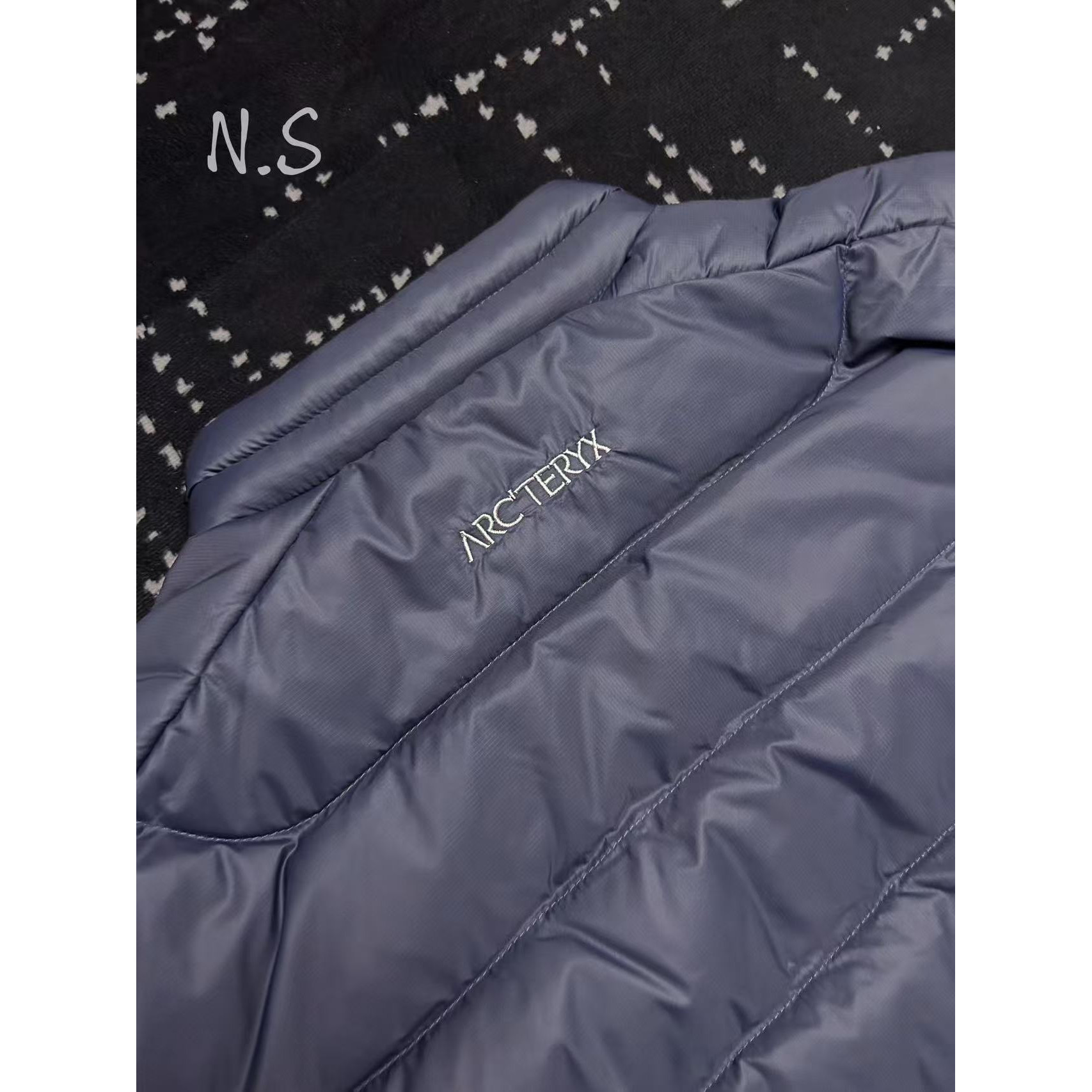 <p>Arc'teryx 立领鹅绒马甲(藏青)</p>