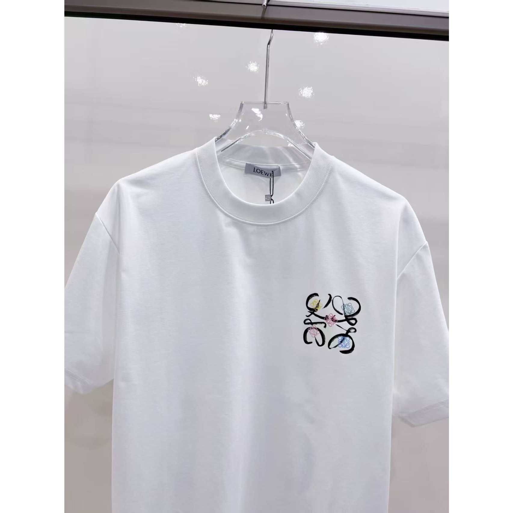 <p>LOEWE&nbsp;男士休闲短袖(白)</p>