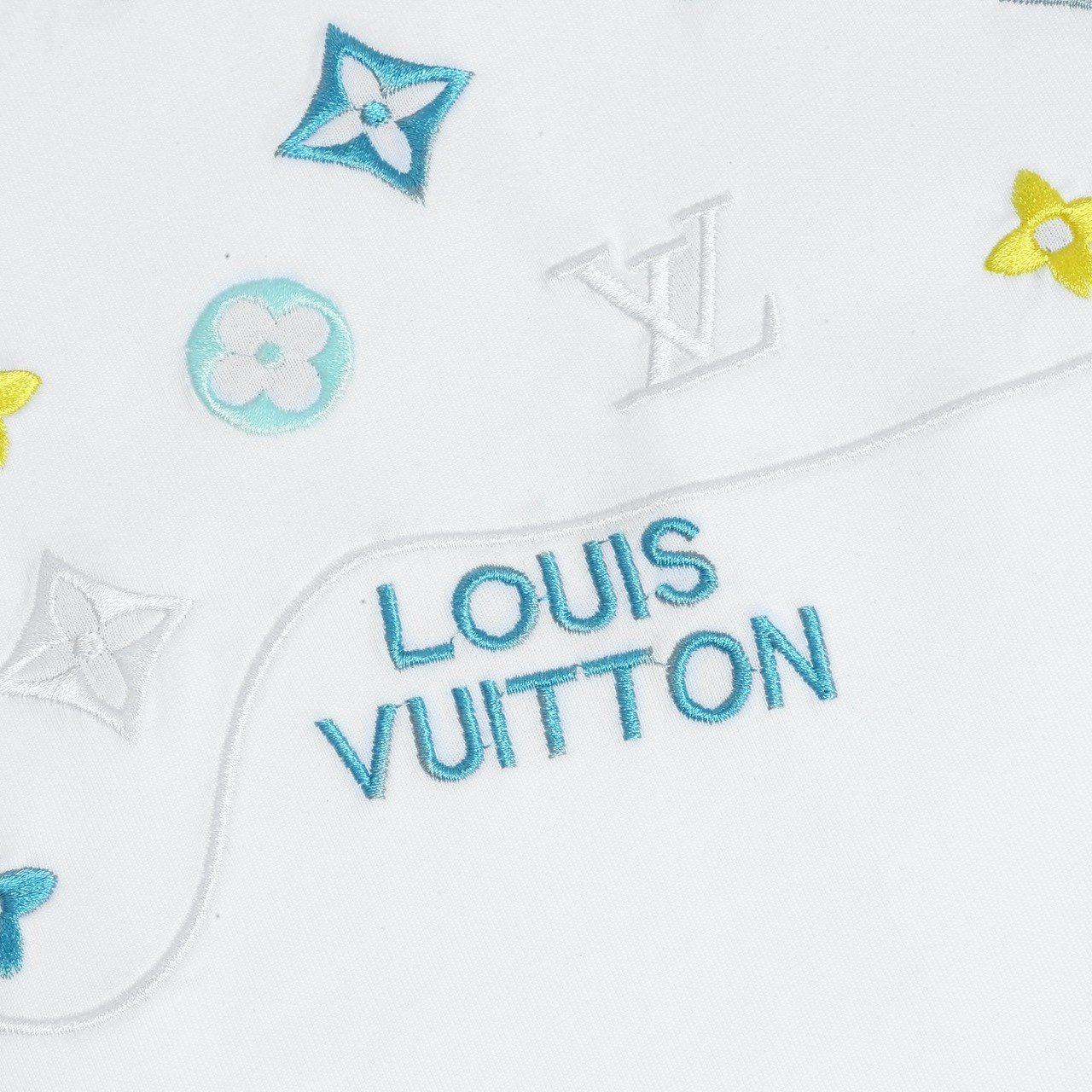 <p>LV &nbsp;logo绣花短袖T恤(白)</p>