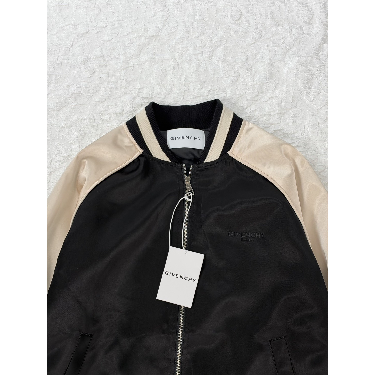 <p>Givenchy 拼色缎面绣珠棒球夹克外套</p>