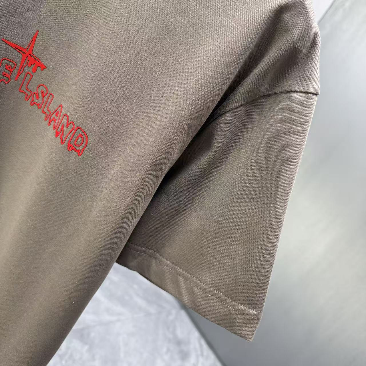 <p>Stone Island 短袖T恤(棕色紅標)</p>