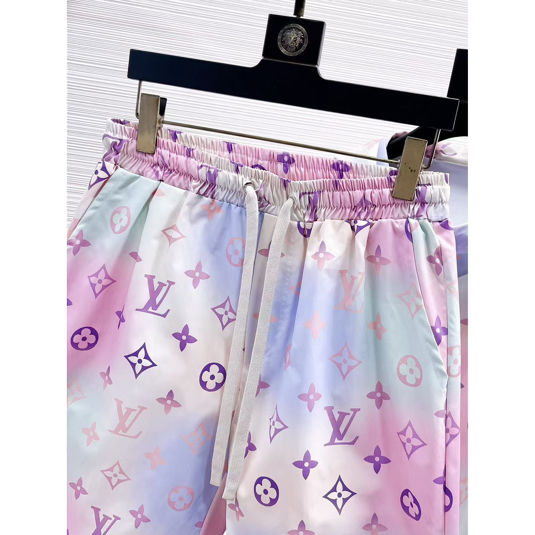 <p>LV 夏季防晒衣短裤套装(811154)</p>