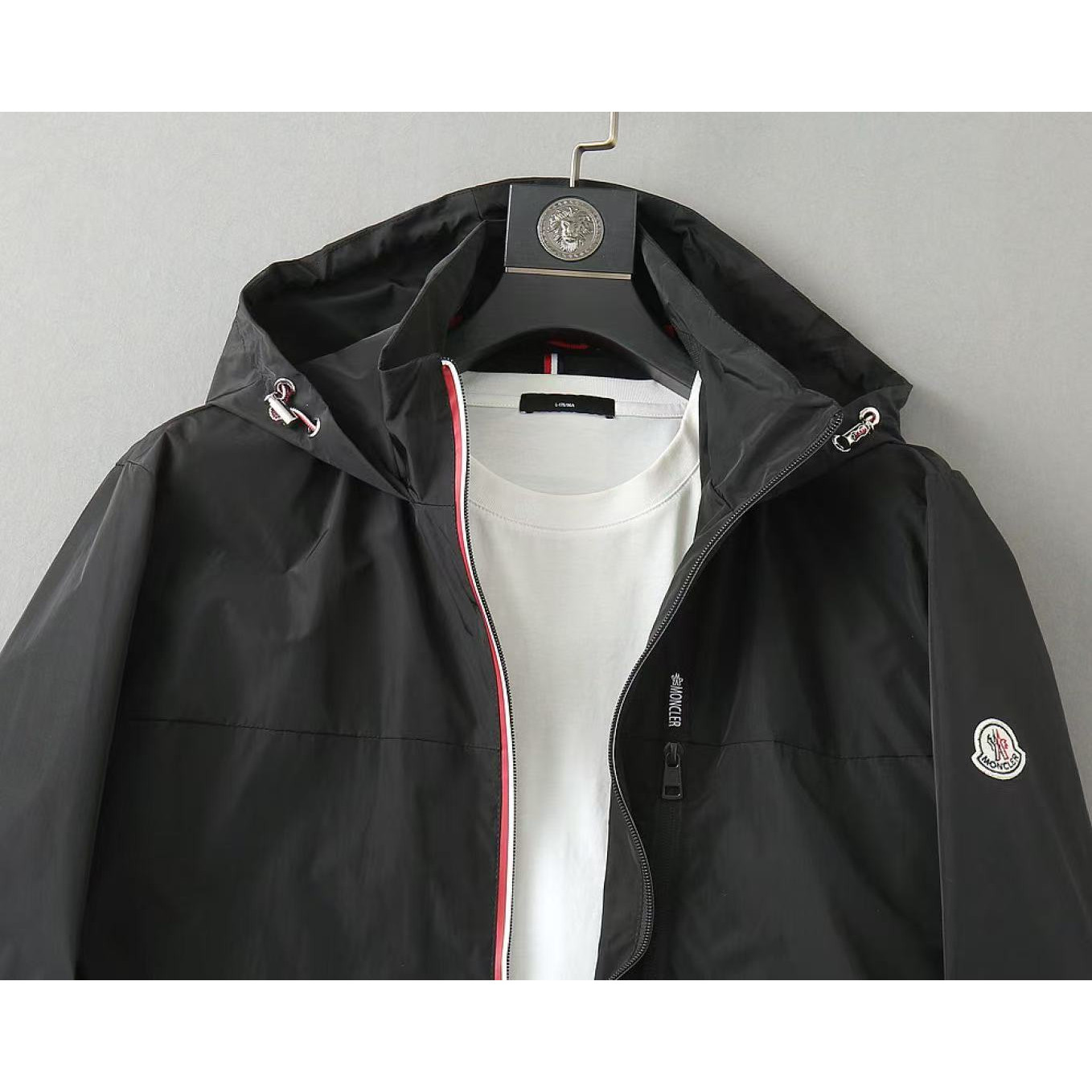 <p>MONCLER 男士夹克外套(黑)<br />
&nbsp;</p>