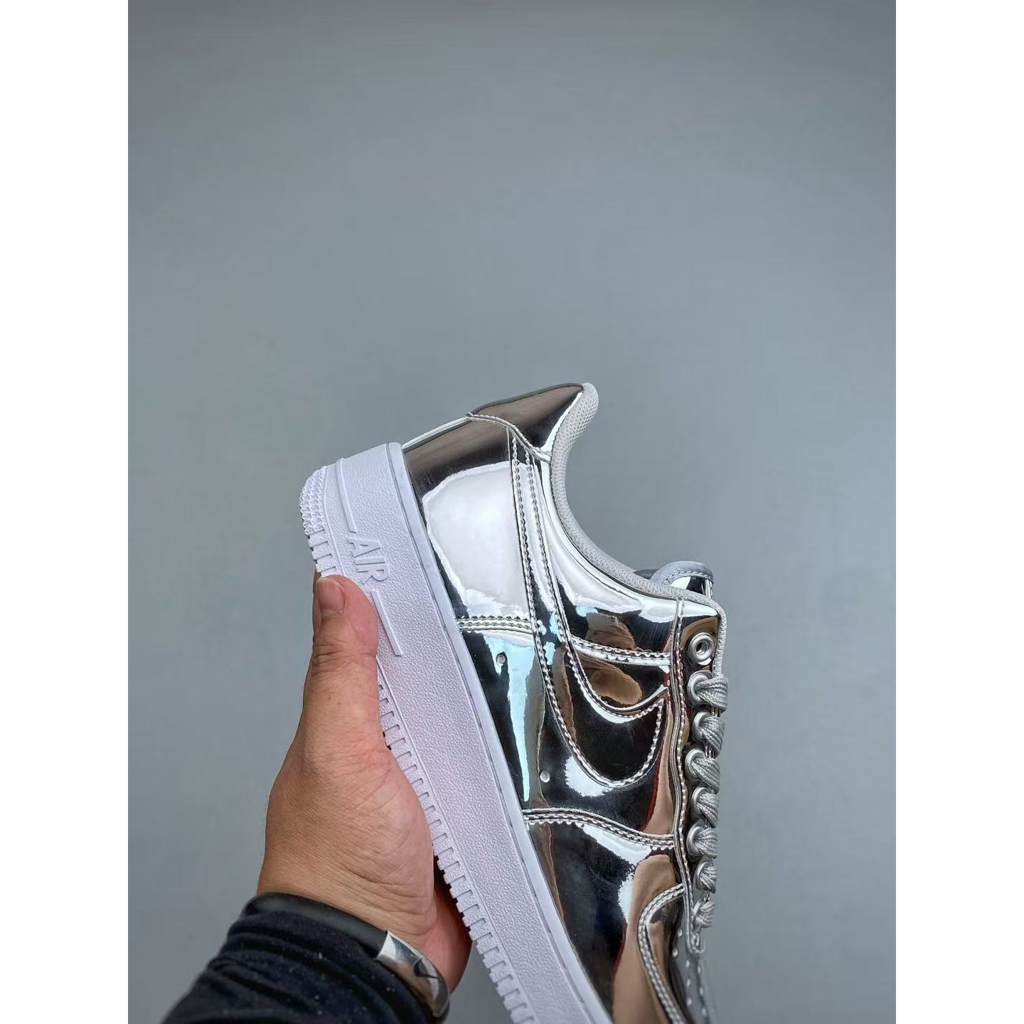 <p>Nike Air Force1 07 low&nbsp; (銀)</p>