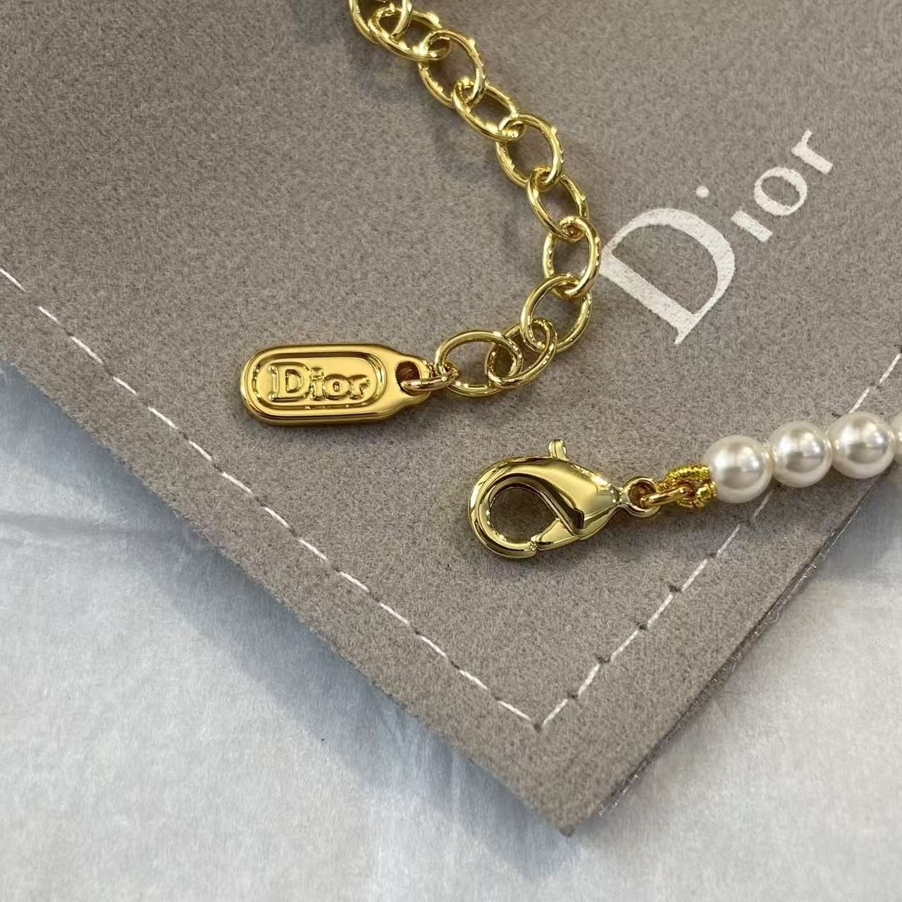 <p>DIOR&nbsp;小花珍珠手链</p>