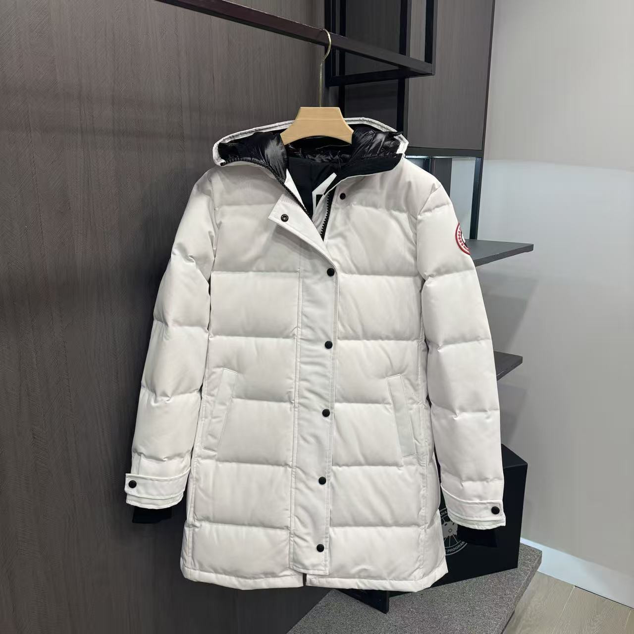 <p>Canada Goose Shelburn*派克大衣羽绒服(純白紅標)</p>