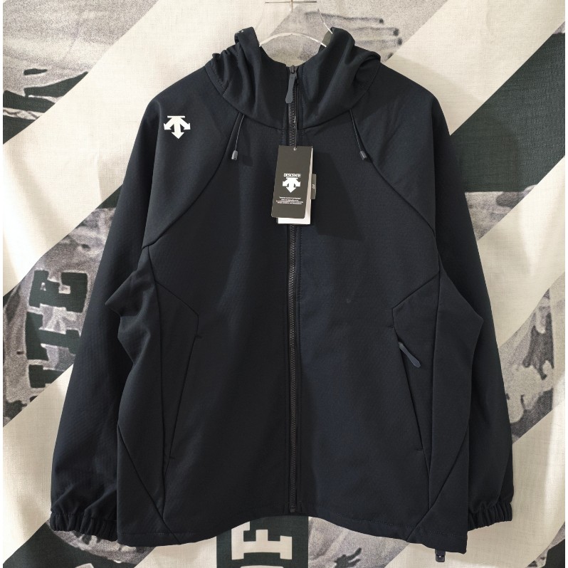 <p>DESCENTE&nbsp;連帽拉鍊外套(黑)</p>