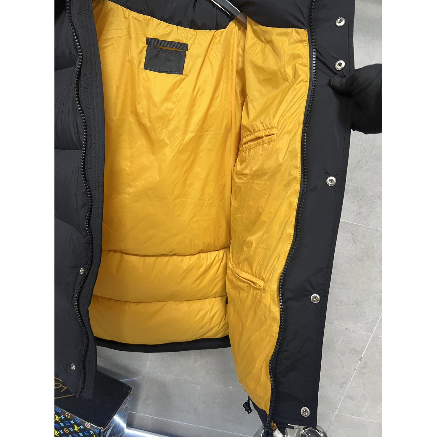 <p>PRADA 连帽羽绒服(黑)</p>