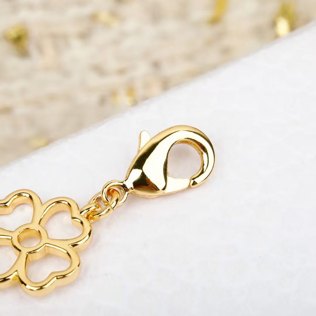 <p>DIOR&nbsp;镂空多星草手链</p>