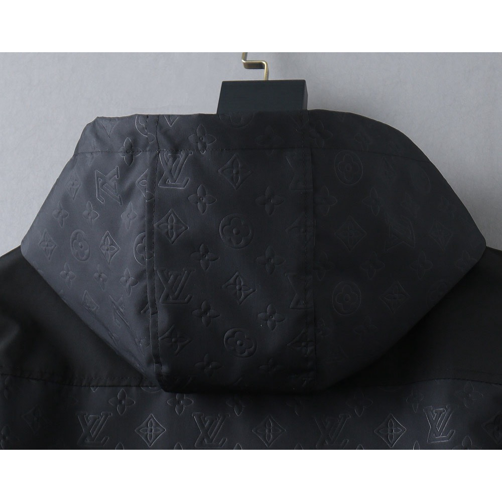 <p>LV&nbsp;新款男士夹克外套</p>