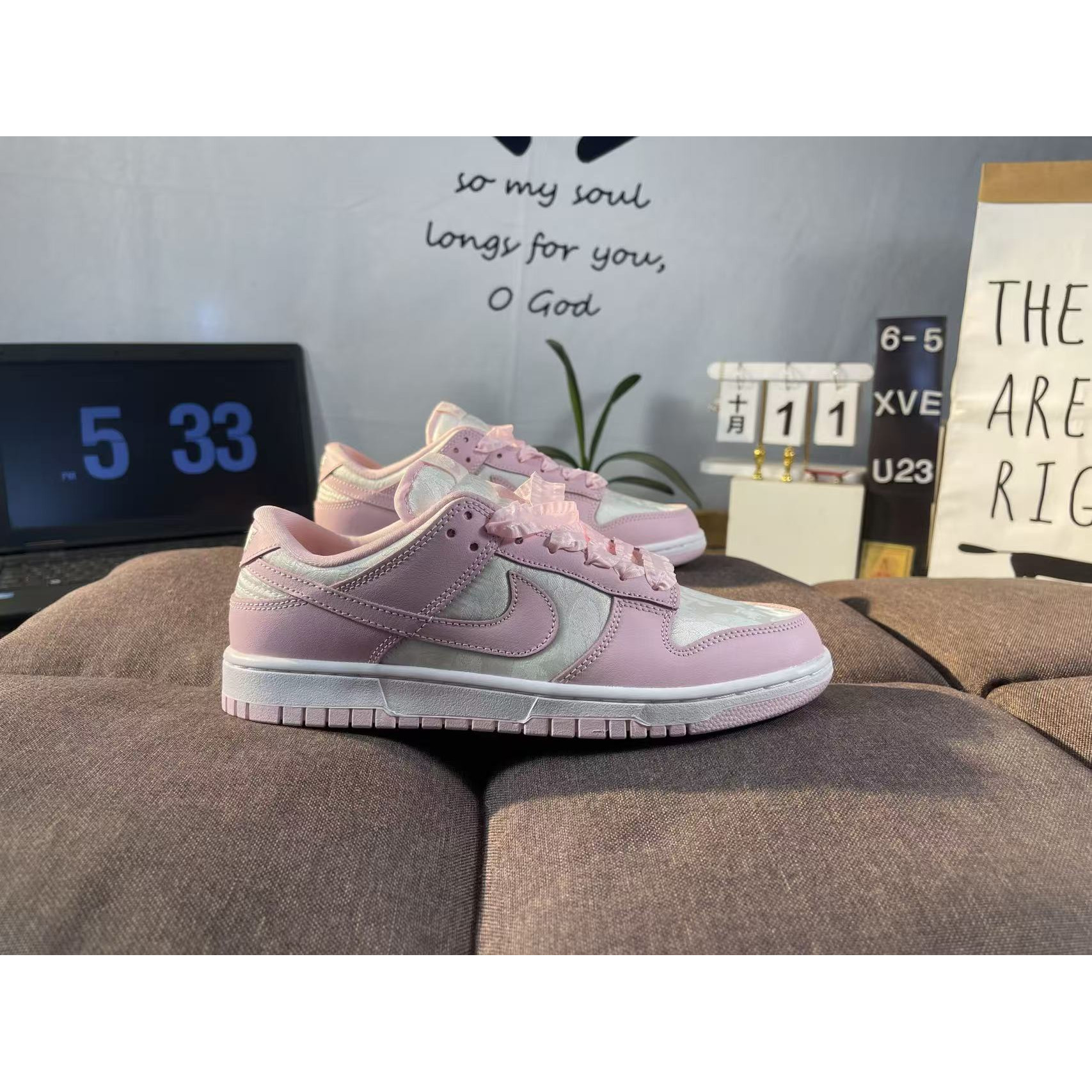 <p>WMNS NIKE DUNK LOW SE SFF(粉色)</p>