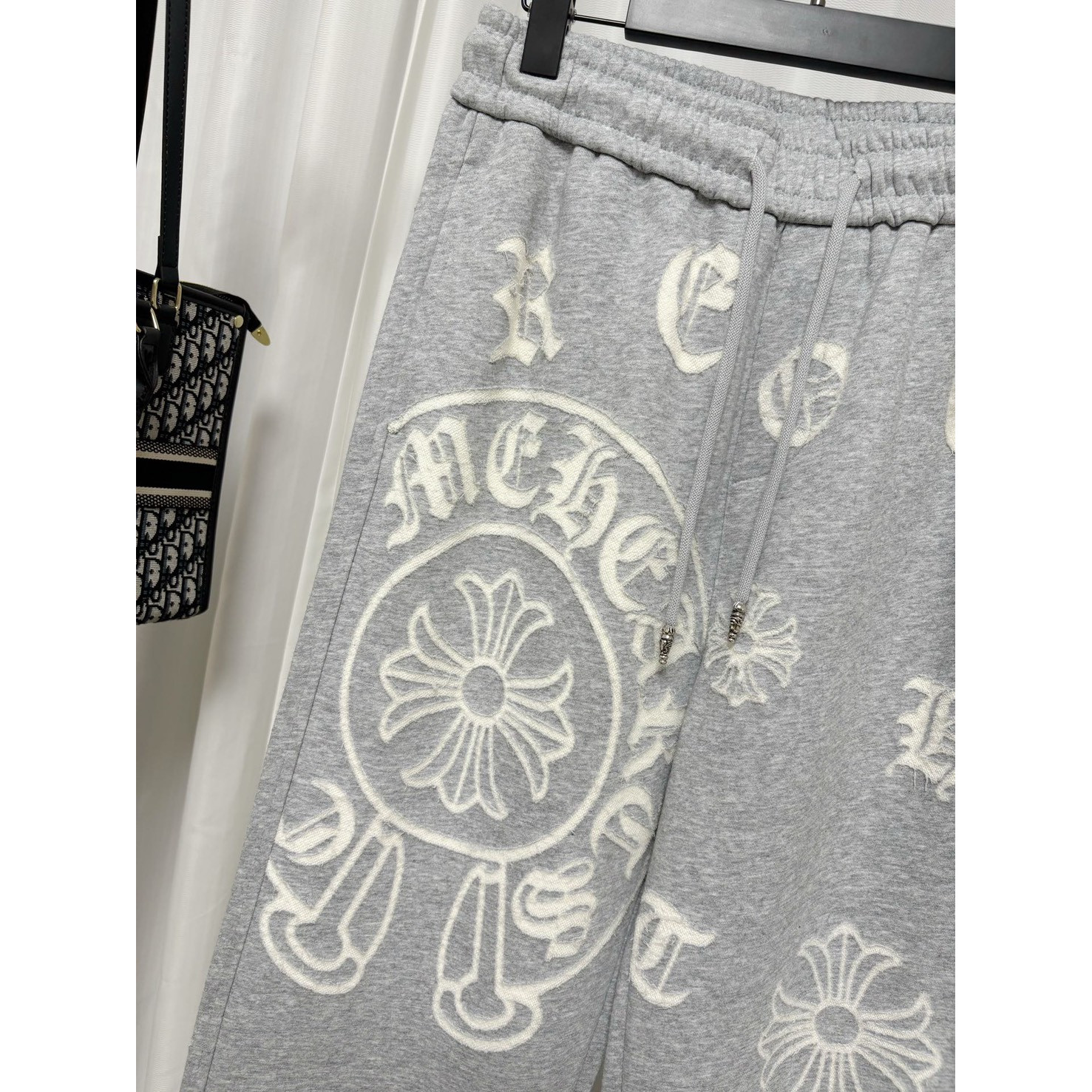<p>&nbsp;Chrome Hearts 烧花工艺休闲长裤(灰)</p>