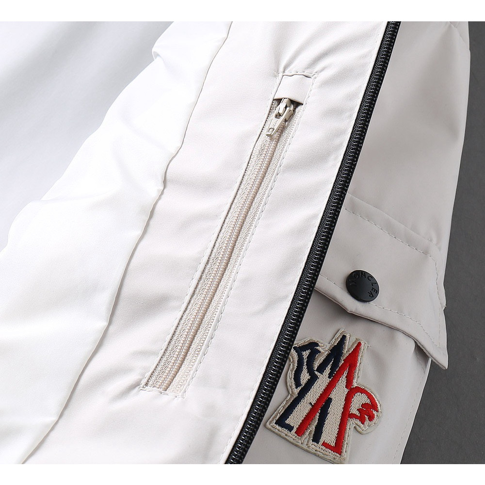 <p>Moncler 新款男士夹克外套</p>
