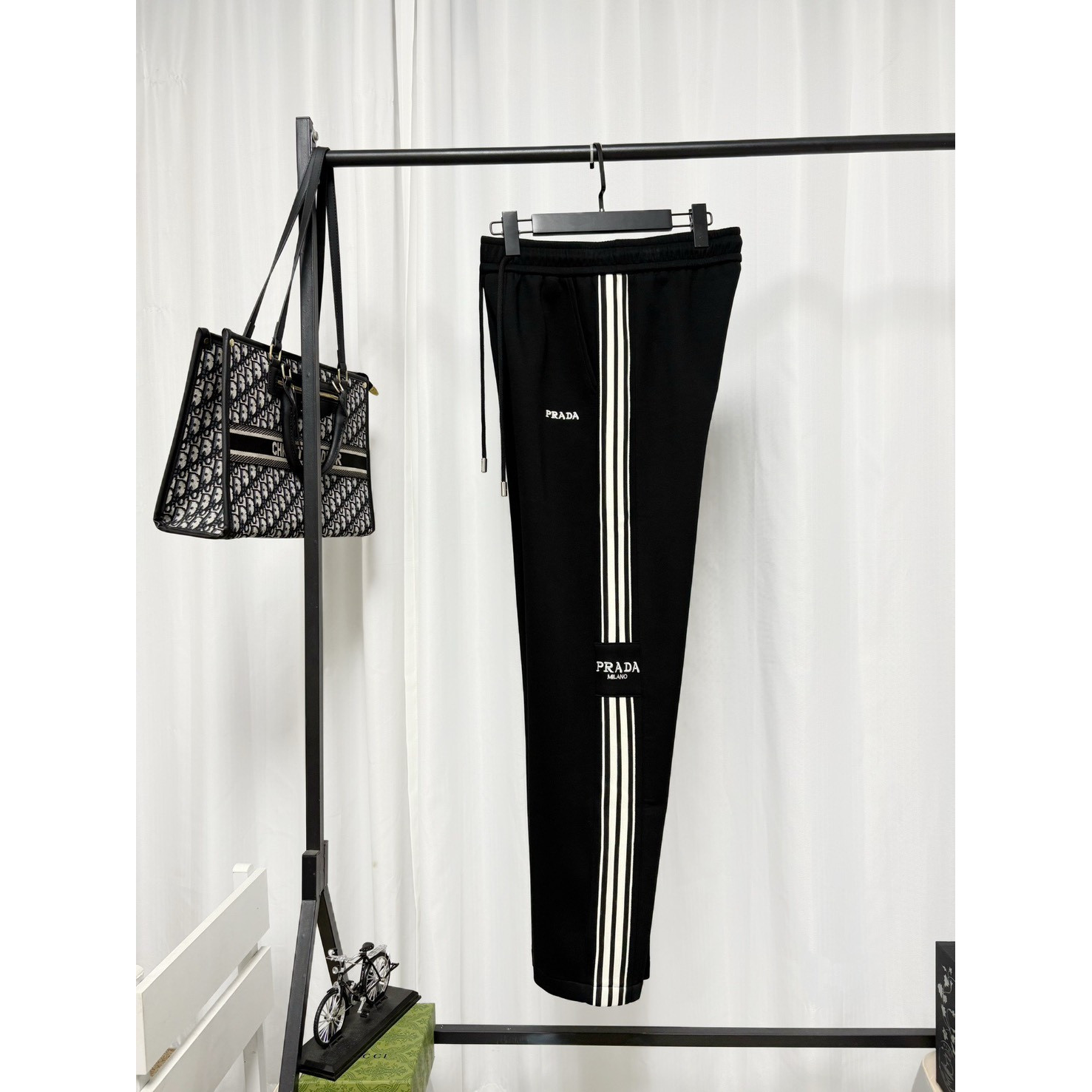 <p>Prada 休闲长裤(黑)</p>