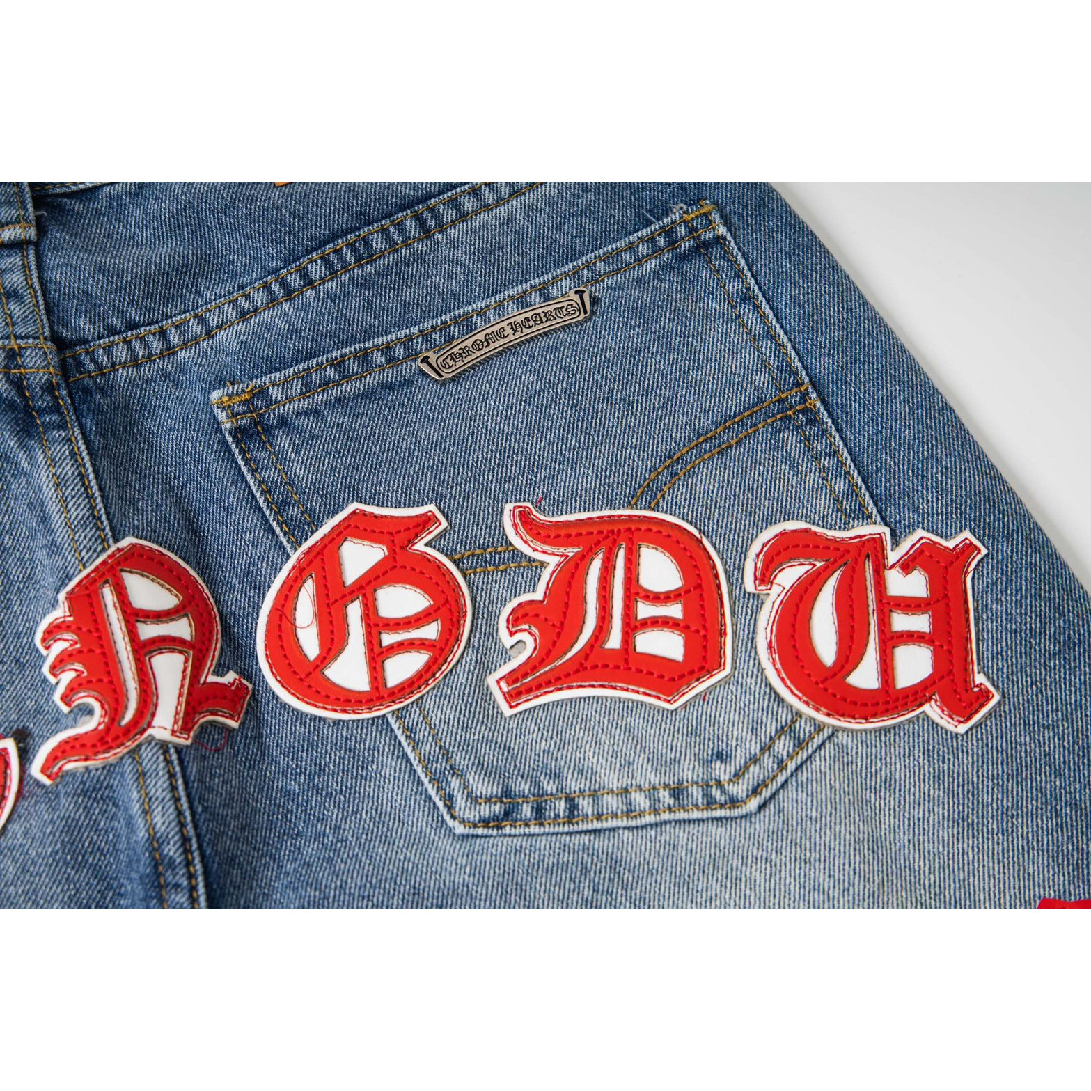 <p>CHROME HEARTS 浅蓝裤梵文红白拼皮牛仔裤(1802#)</p>

<p>&nbsp;</p>
