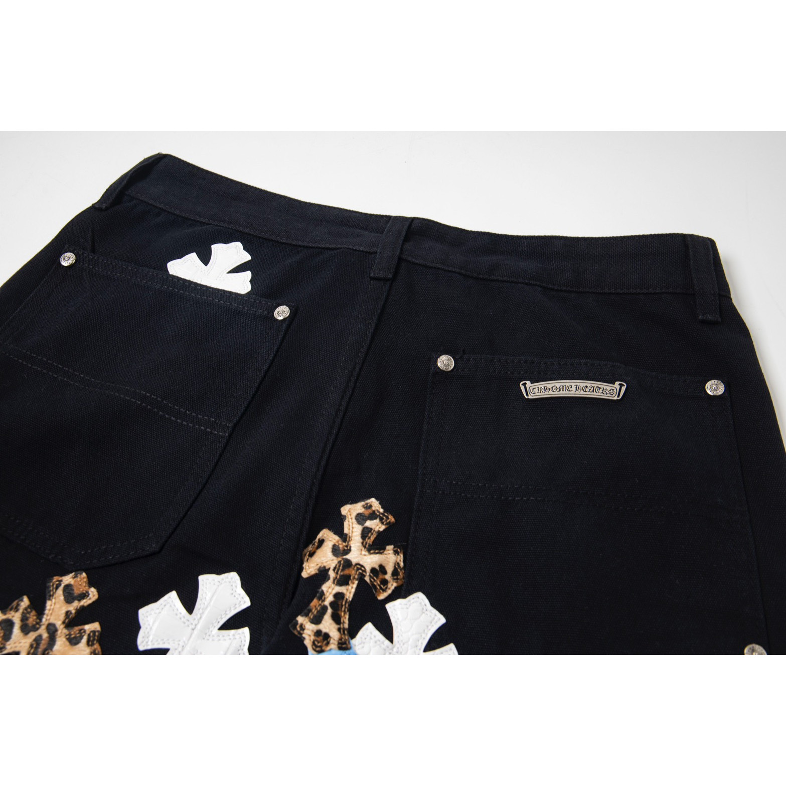 <p>CHROME HEARTS 工装伐木大十字架拼皮牛仔裤(1719#)</p>