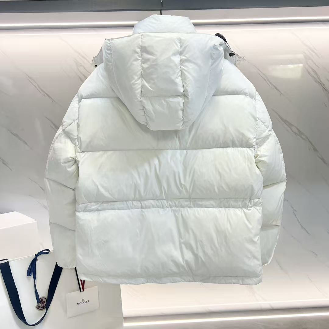 <p>MONCLER Abbaye面包服漆面尼龙女士羽绒服(白黑色)</p>