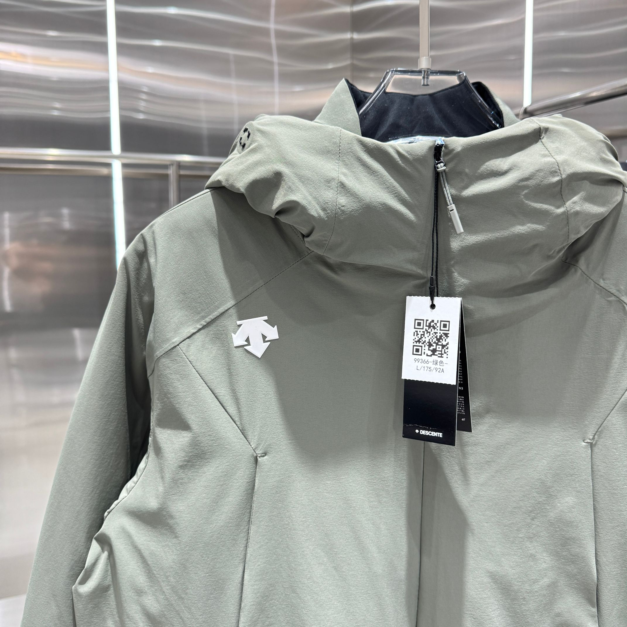 <p>DESCENTE 运动羽绒服(绿)</p>