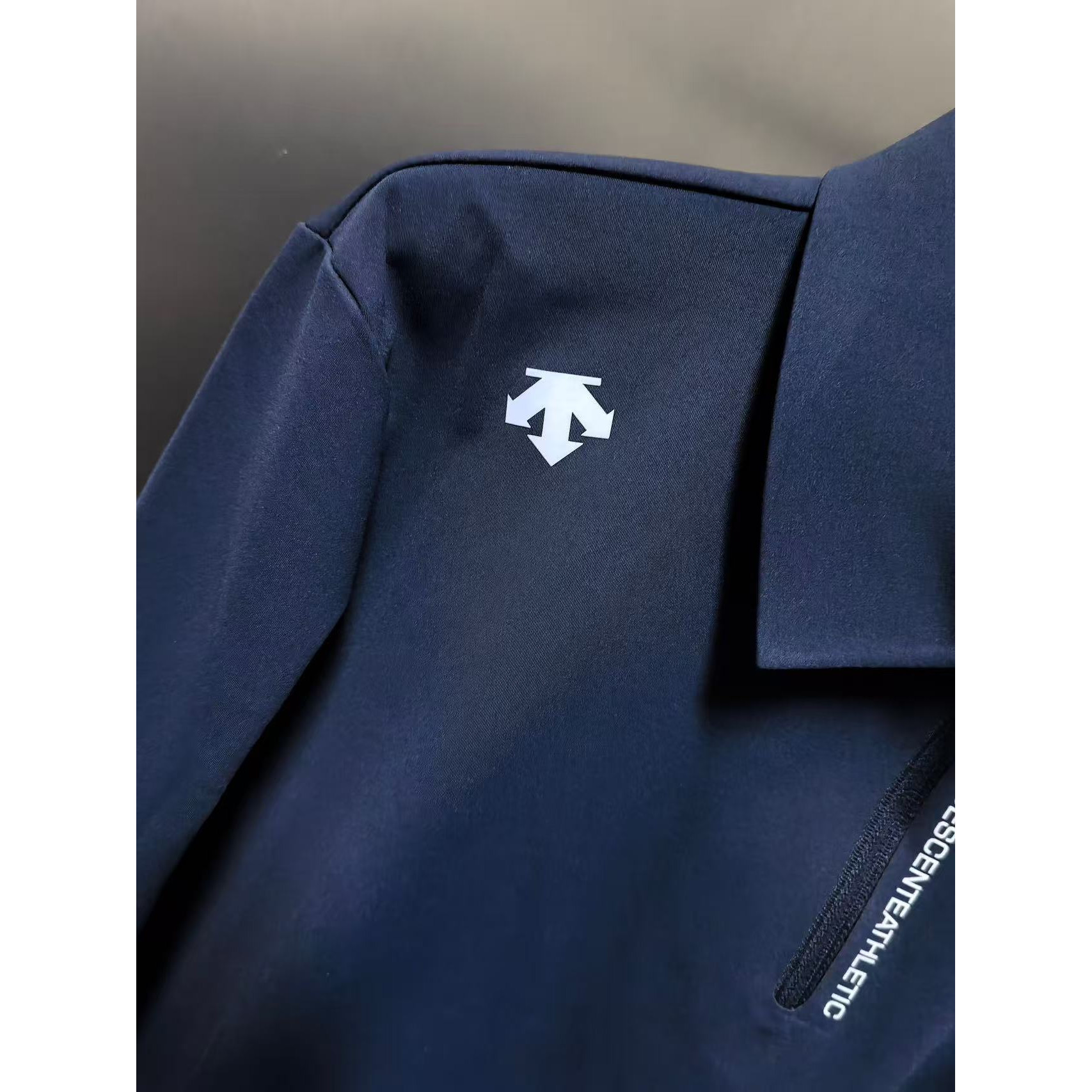 <p>Descente 半拉连长袖打底(藏青)</p>