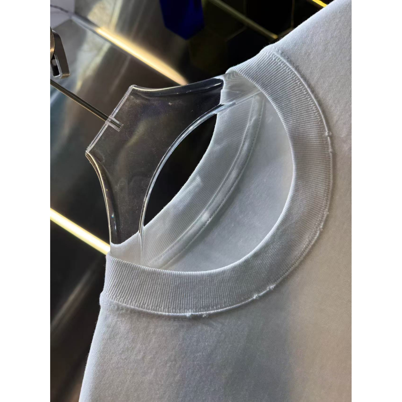 <p>Stone Island 洗水磨破短袖(洗水白)</p>