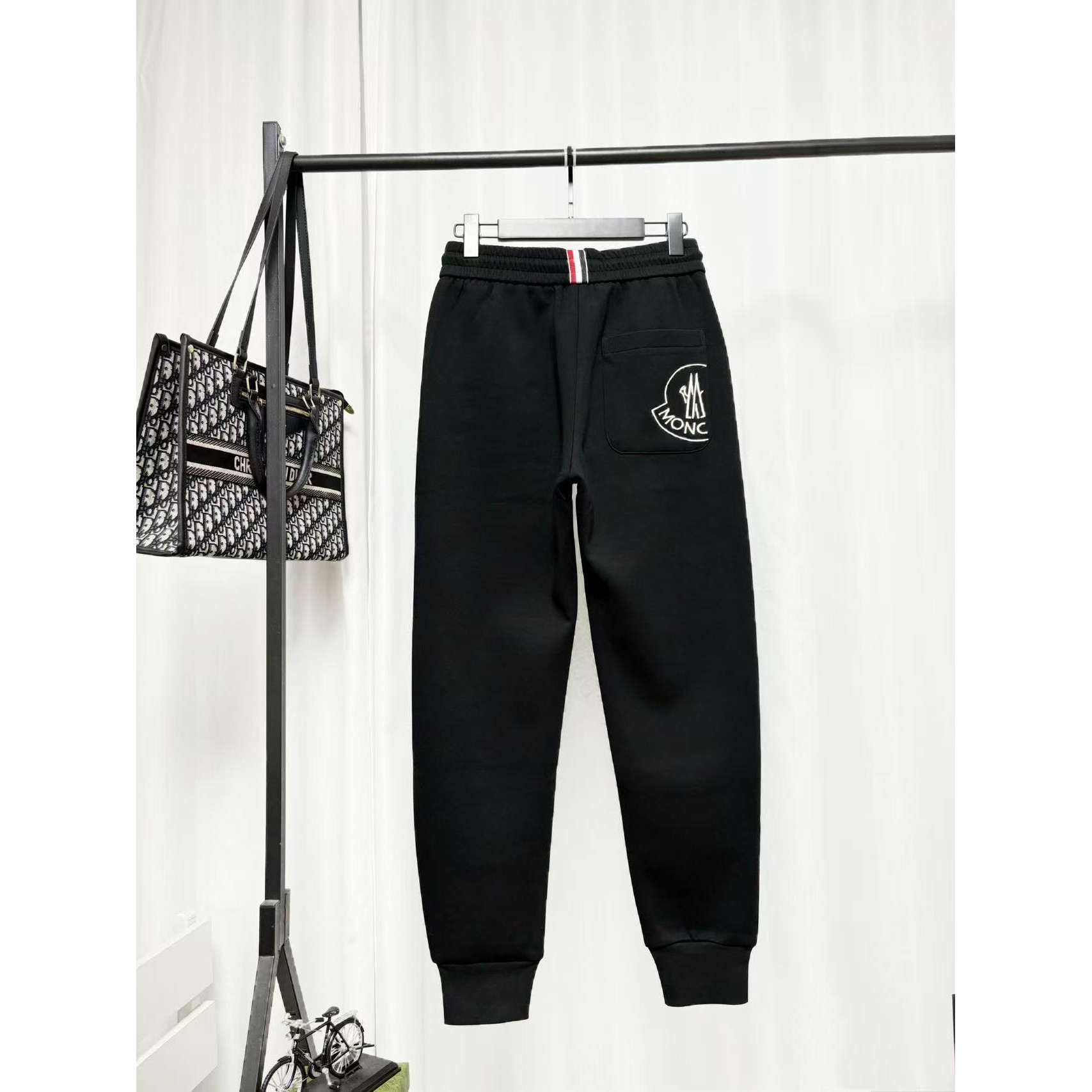 <p>Moncler 休闲长裤(黑)</p>