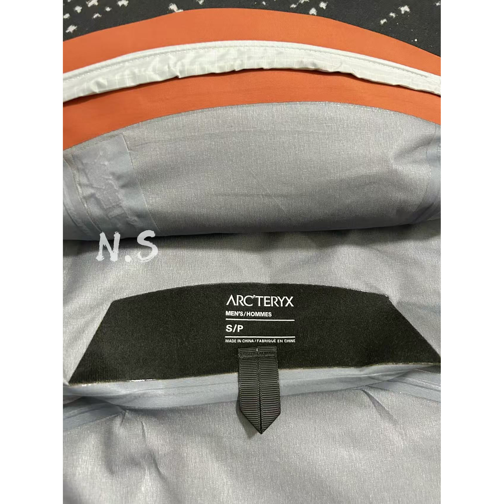 <p>Arc'teryx Beta系列 SL GORE-TEX 硬壳刺绣连帽防水防风透气冲锋衣 (红衫色)</p>