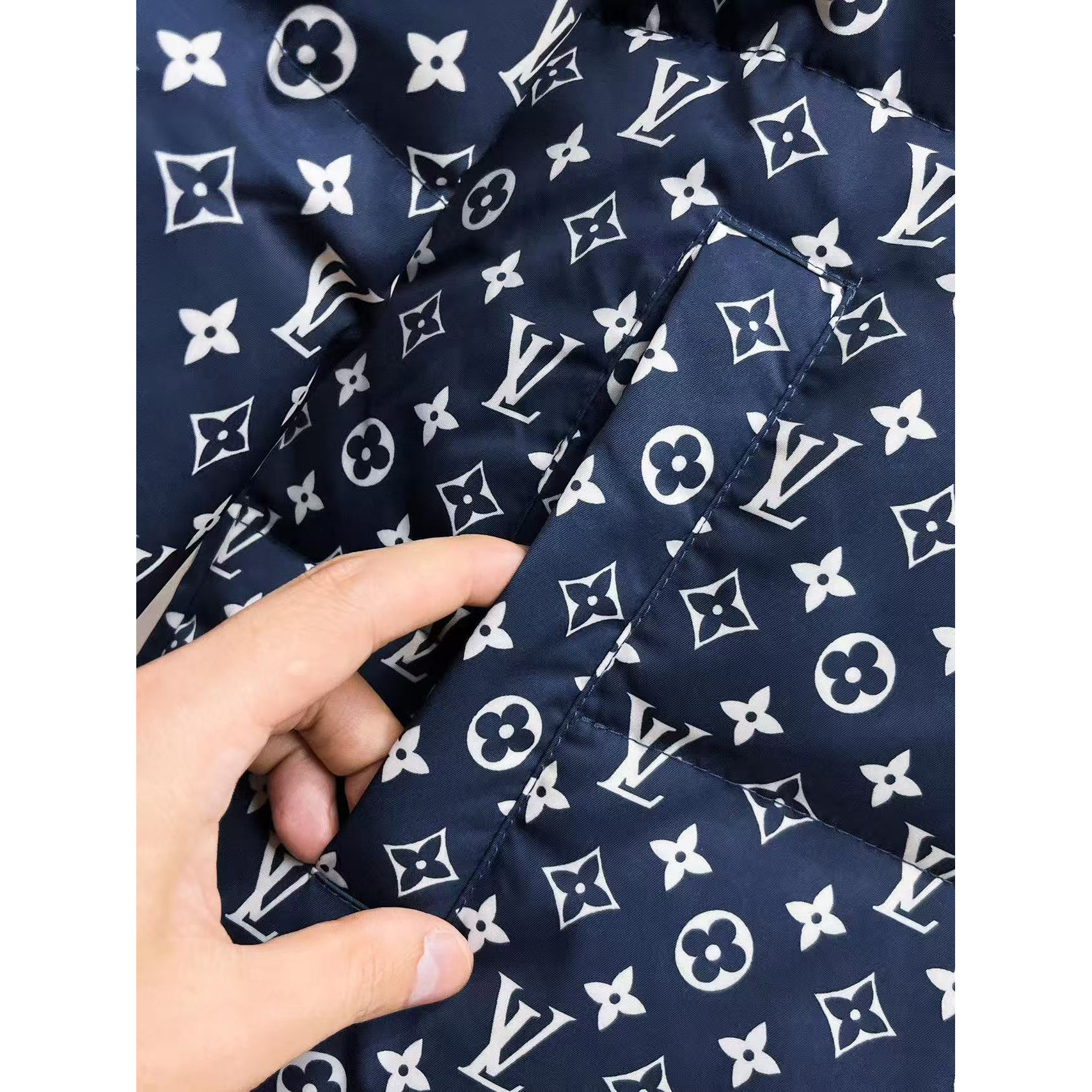 <p>LV 秋冬新款羽绒服(藍)</p>