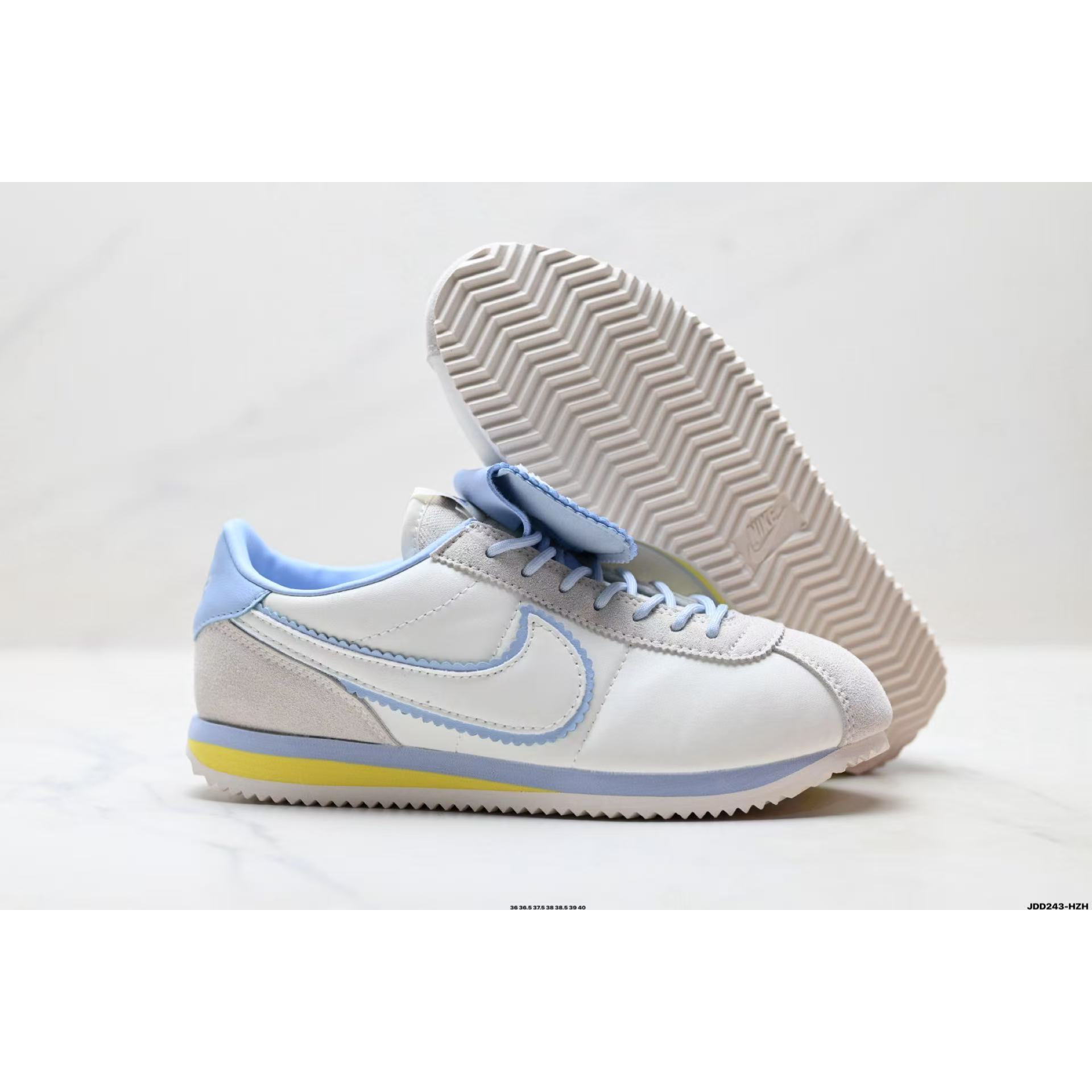 <p>Nike Classic Cortez 运动鞋&nbsp;</p>